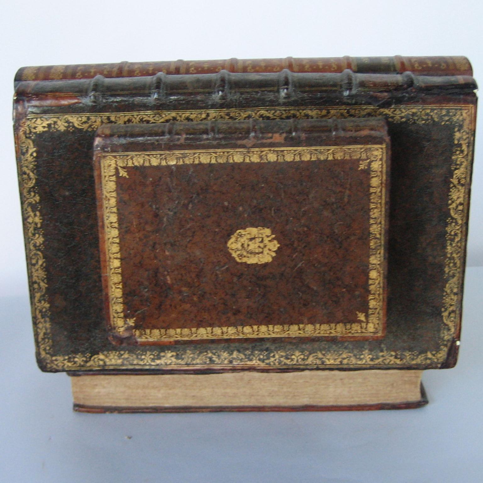 Cuir Boîte en Tantale de livres empilés du 19ème siècle en vente