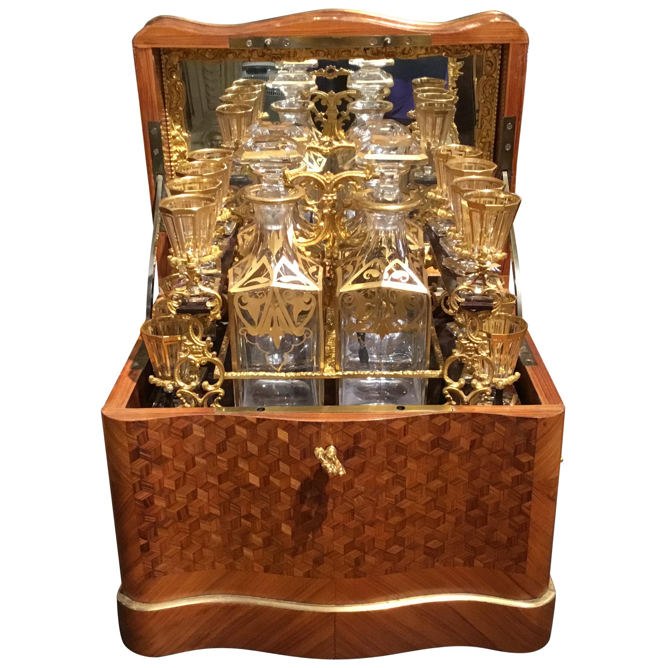 Ensemble Tantalus en bois de rose, bois de roi et bois de tulipe avec verres Baccarat en vente