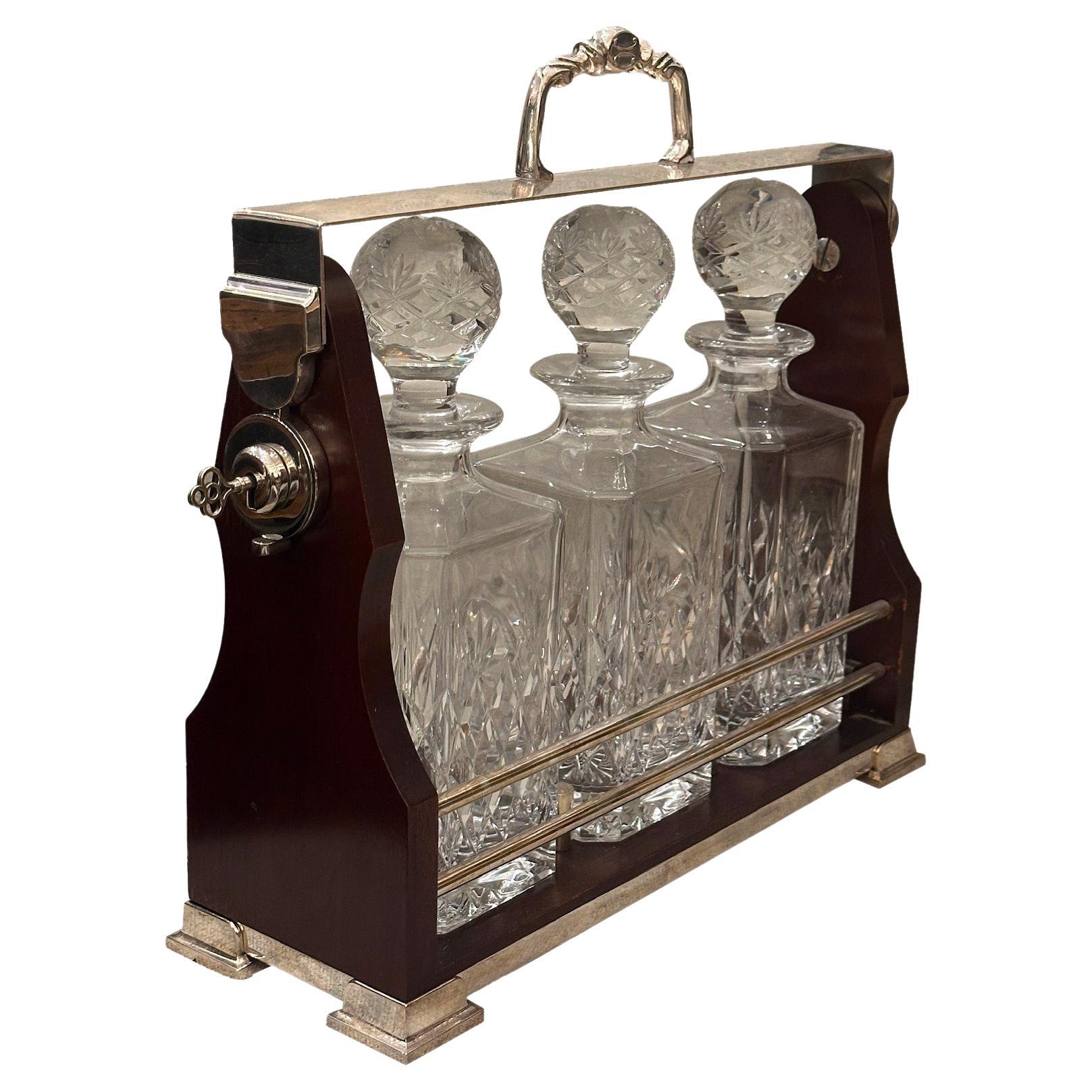 La plaque d'argenterie en bois de Tantale se ferme avec une clé et 3 carafes en cristal taillé carré, GB