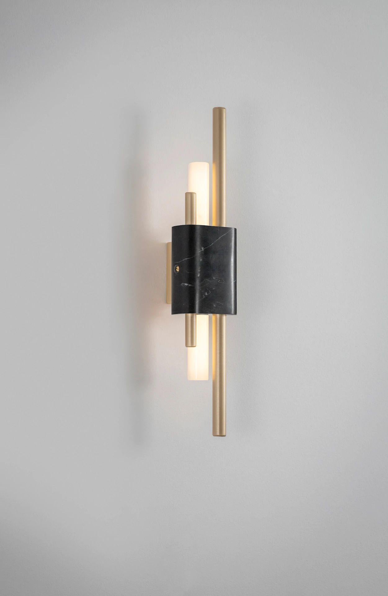 Applique Tanto, piccola, in marmo nero di Bert Frank
Dimensioni: 45 x 9 x 9 cm
Materiali: ottone spazzolato, marmo bianco di Carrara

Quando Adam Yeats e Robbie Llewellyn hanno fondato Bert Frank nel 2013, si è trattato di un incontro di menti e