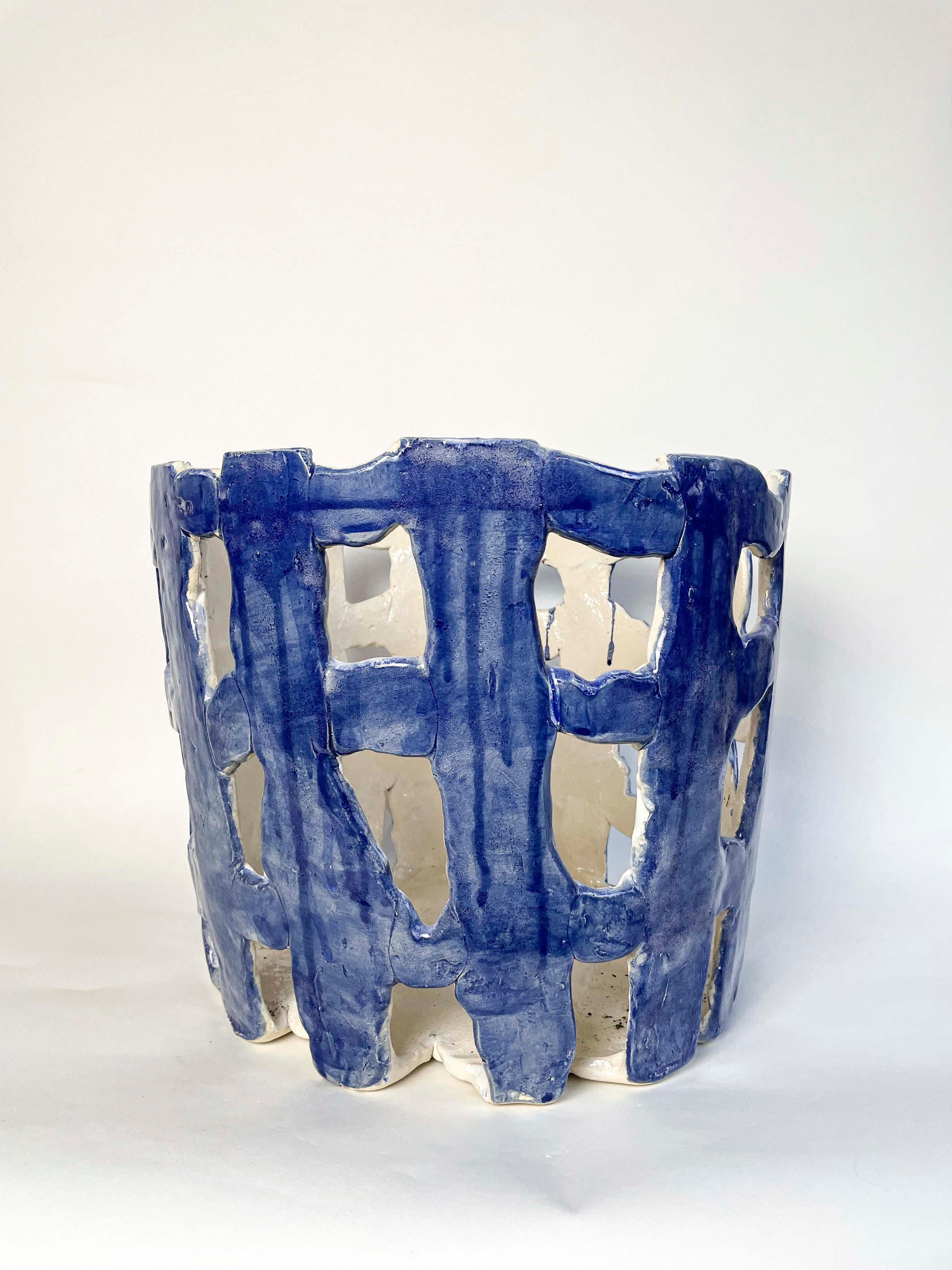 
Unser Keramikkorb - der Tantouffle cielo - ist ein Einzelstück: handgefertigt und handbemalt in einer kleinen Manufaktur in Münster, Norddeutschland. Jedes Stück von CortoMagDelft ist ein Unikat, kann aber wieder hergestellt werden, wahrscheinlich