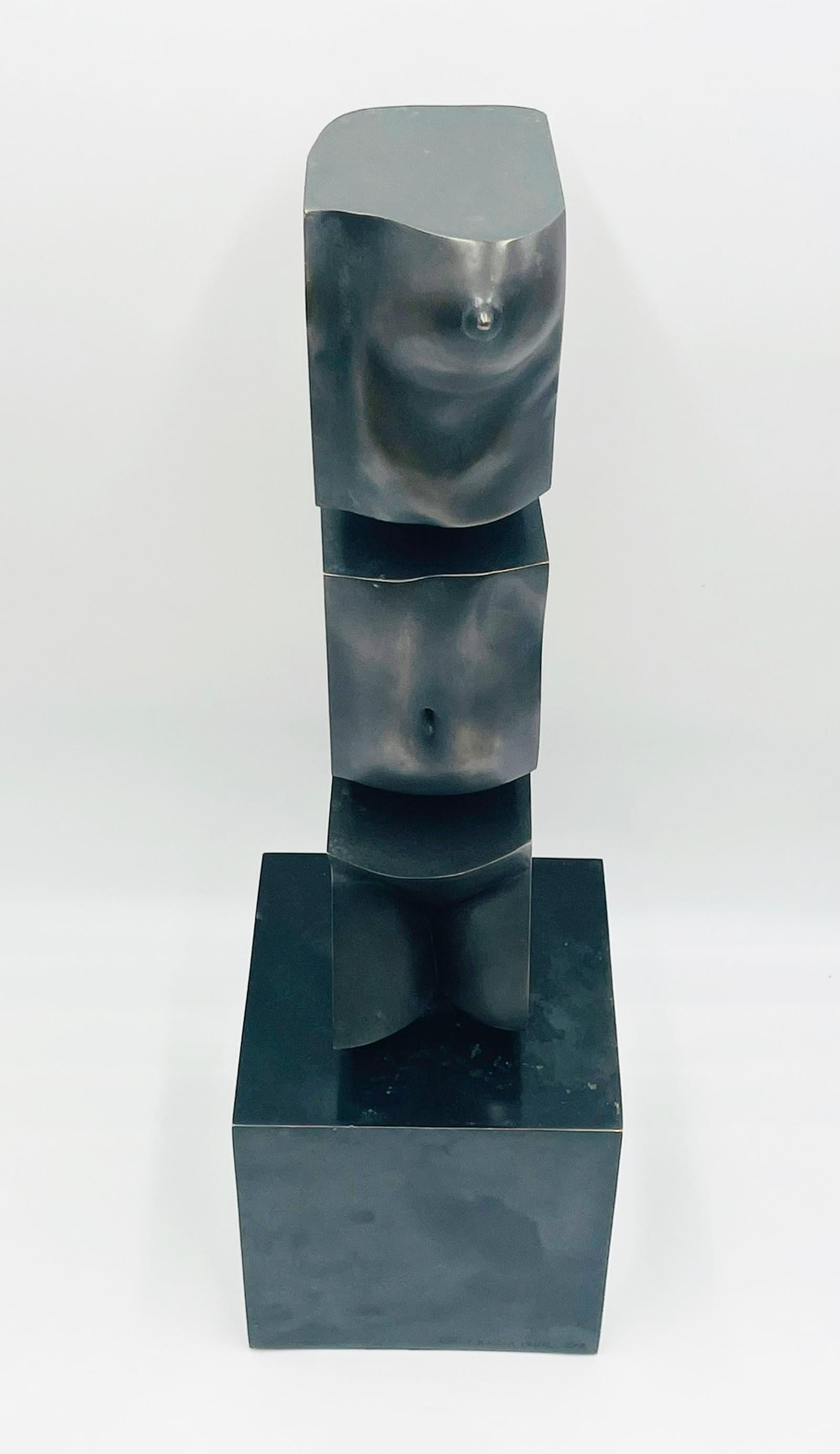 Sculpture en bronze de la cél�èbre artiste de Los Angeles Tanya Ragir (américaine, 1955-2023), intitulée Totem (1994). Cette œuvre puissante illustre l'exploration par Ragir de la forme humaine, de l'équilibre et de l'abstraction.

Composée de trois