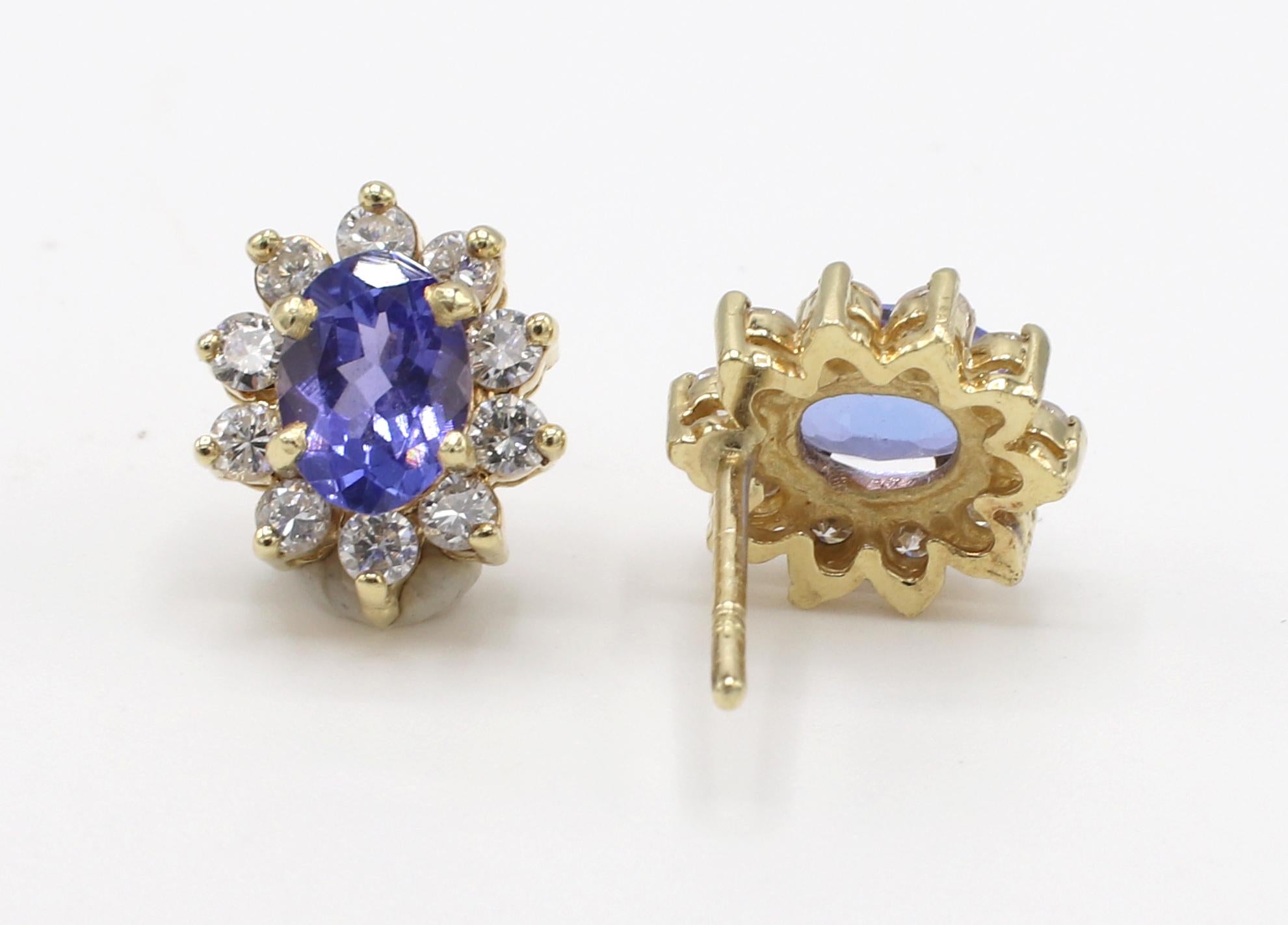 Tansanit & Diamant Halo Gelbgold Cluster-Ohrstecker 
Metall: 14k Gelbgold
Gewicht: 2,86 Gramm
Diamanten: Ca. 60 CTW H-I VS
Tansanit: 2 ovale Tansanit-Steine, 7 x 4,8 mm, ca. 1,40 CTW 
Abmessungen: 9.5 x 11MM
