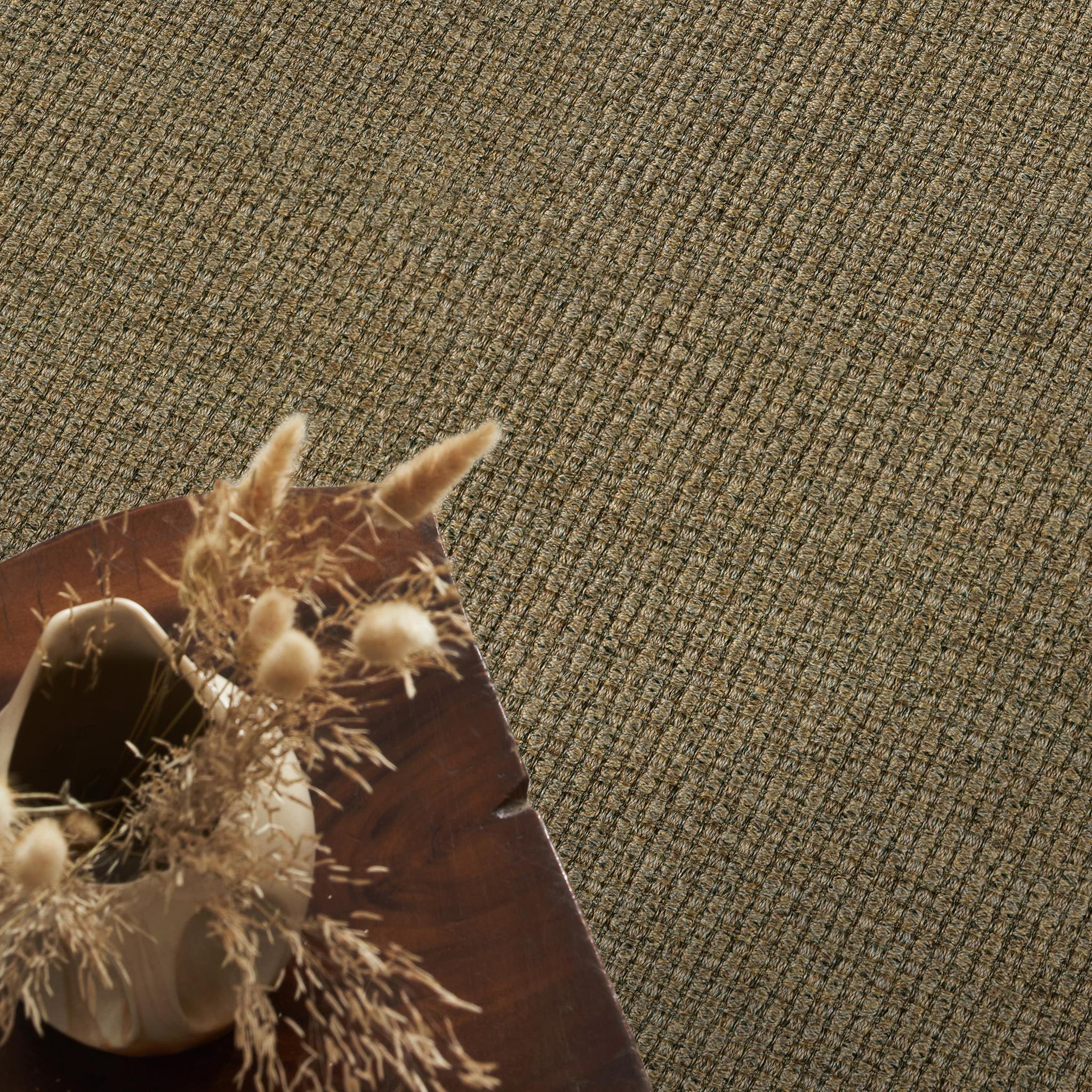 Ispirato ai vivaci paesaggi e alla cultura della Tanzania, questo design riflette l'artigianato tradizionale con un motivo rustico a mini-cestello. La struttura intrecciata e l'ordito in filo intrecciato creano una texture durevole e accattivante,