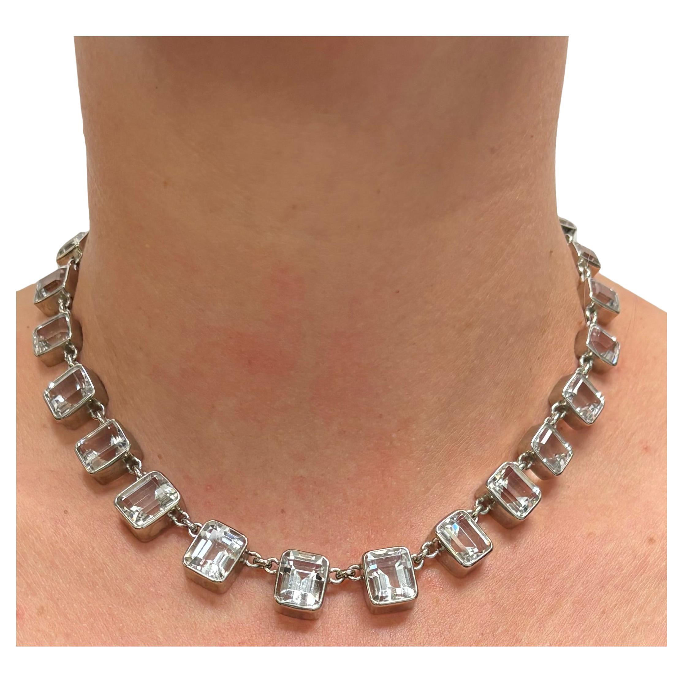 Description
Exceptionnellement élégant et rare, ce cristal de quartz taille émeraude de 71 carats éblouit par sa clarté semblable à celle d'un diamant et par son éclat radieux, semblable à celui d'un miroir. Provenant exclusivement de la célèbre