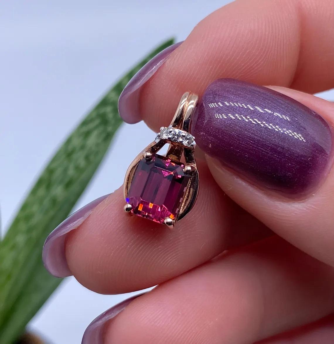Granato della Tanzania certificato 2,86 ct. Ciondolo in oro rosa 14K e diamanti!
Ciondolo certificato dal laboratorio.
Le gemme di granato rodolite hanno un proprio certificato.
Pietra principale: Granato di Rodolite
Colore della pietra principale: