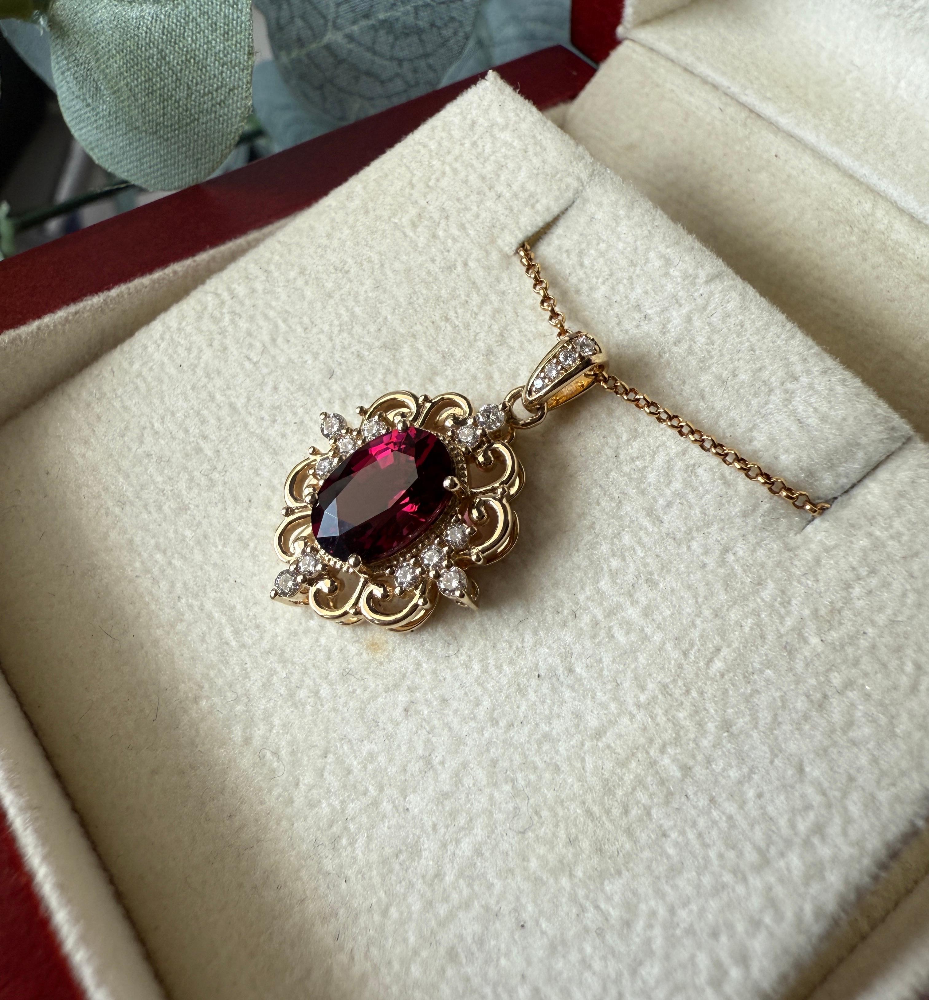 Taille ovale Pendentif grenat tanzanien avec diamants en or jaune style vintage en vente