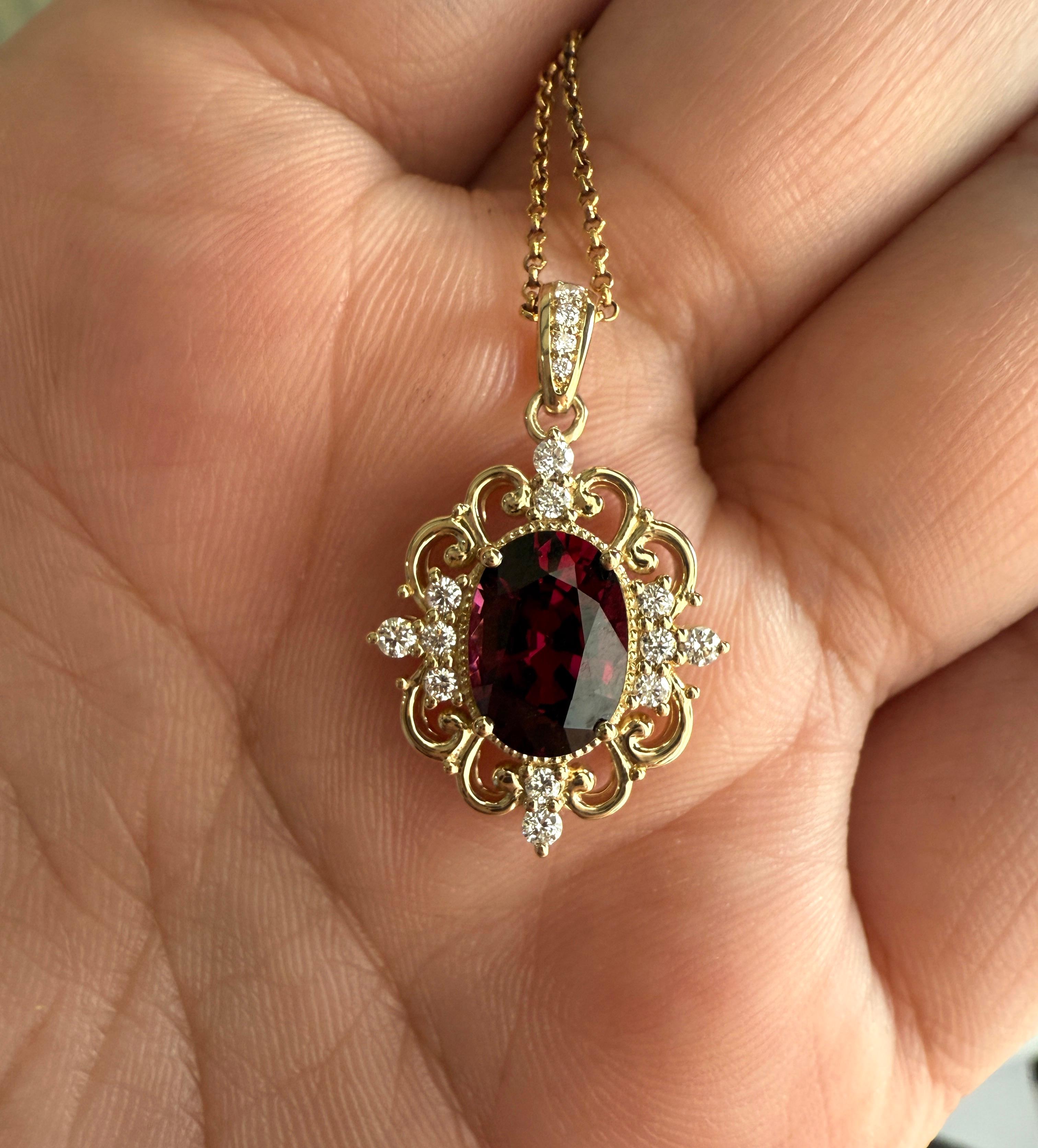 Pendentif grenat tanzanien avec diamants en or jaune style vintage Neuf - En vente à ประเวศ, TH