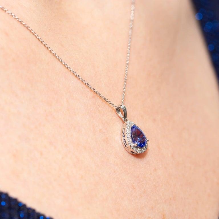 Ciondolo a catena in oro 18KT con tanzanite 1,26CT e diamante a forma di pera 0,35CT con incastonatura a raggiera in vendita 2