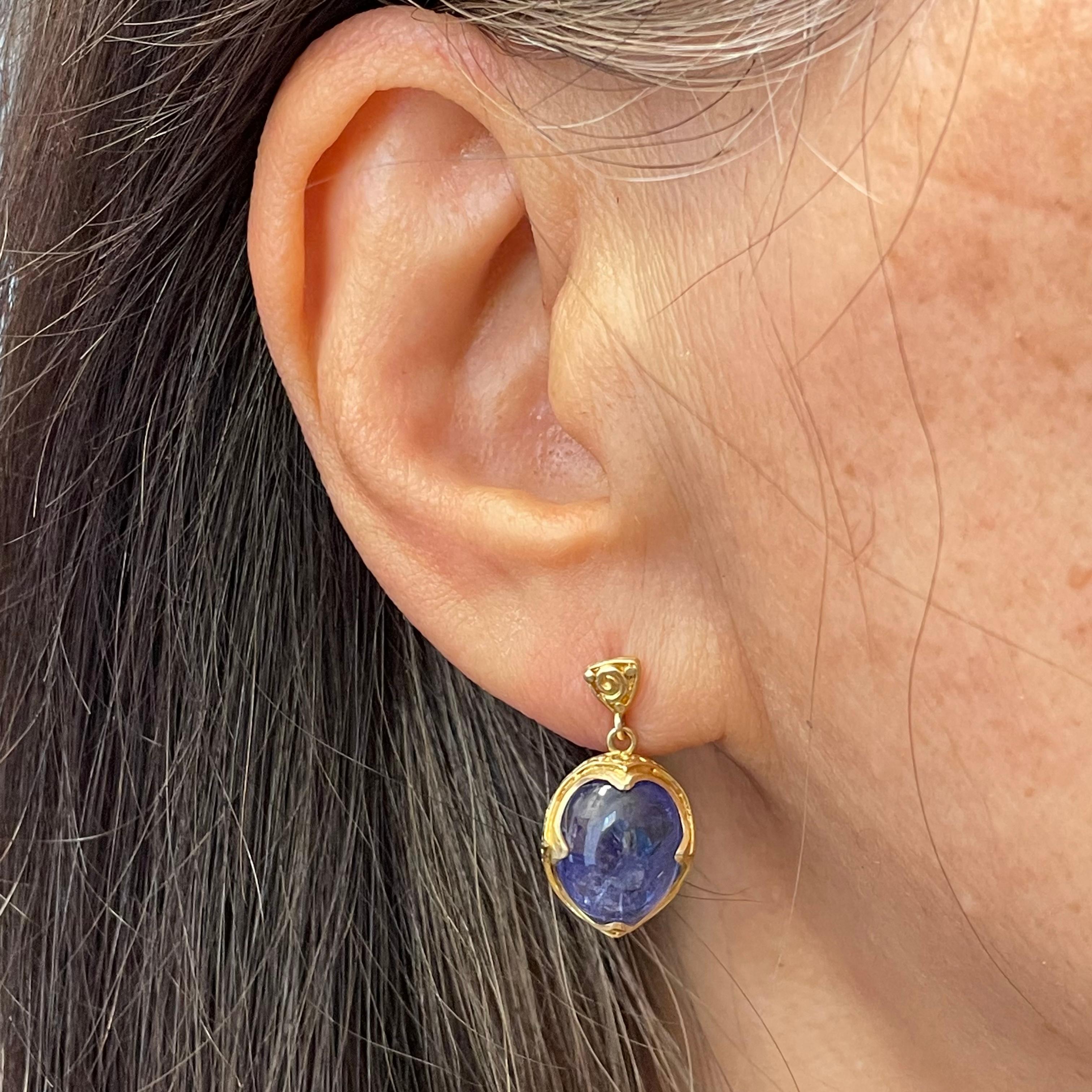 Boucles d'oreilles en or 18 carats avec tanzanite cabochon de 13,4 carats Neuf - En vente à Soquel, CA