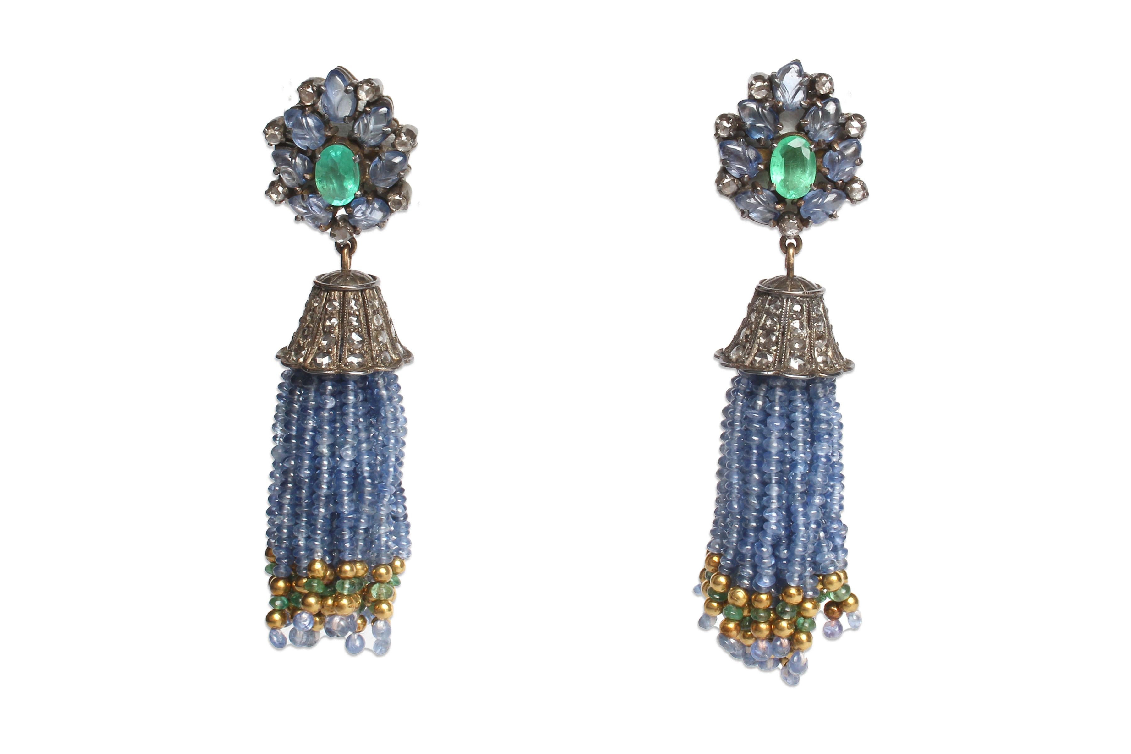 Contemporaneo Orecchini con nappe di tanzanite in oro 14k con smeraldo e diamante di agata in vendita