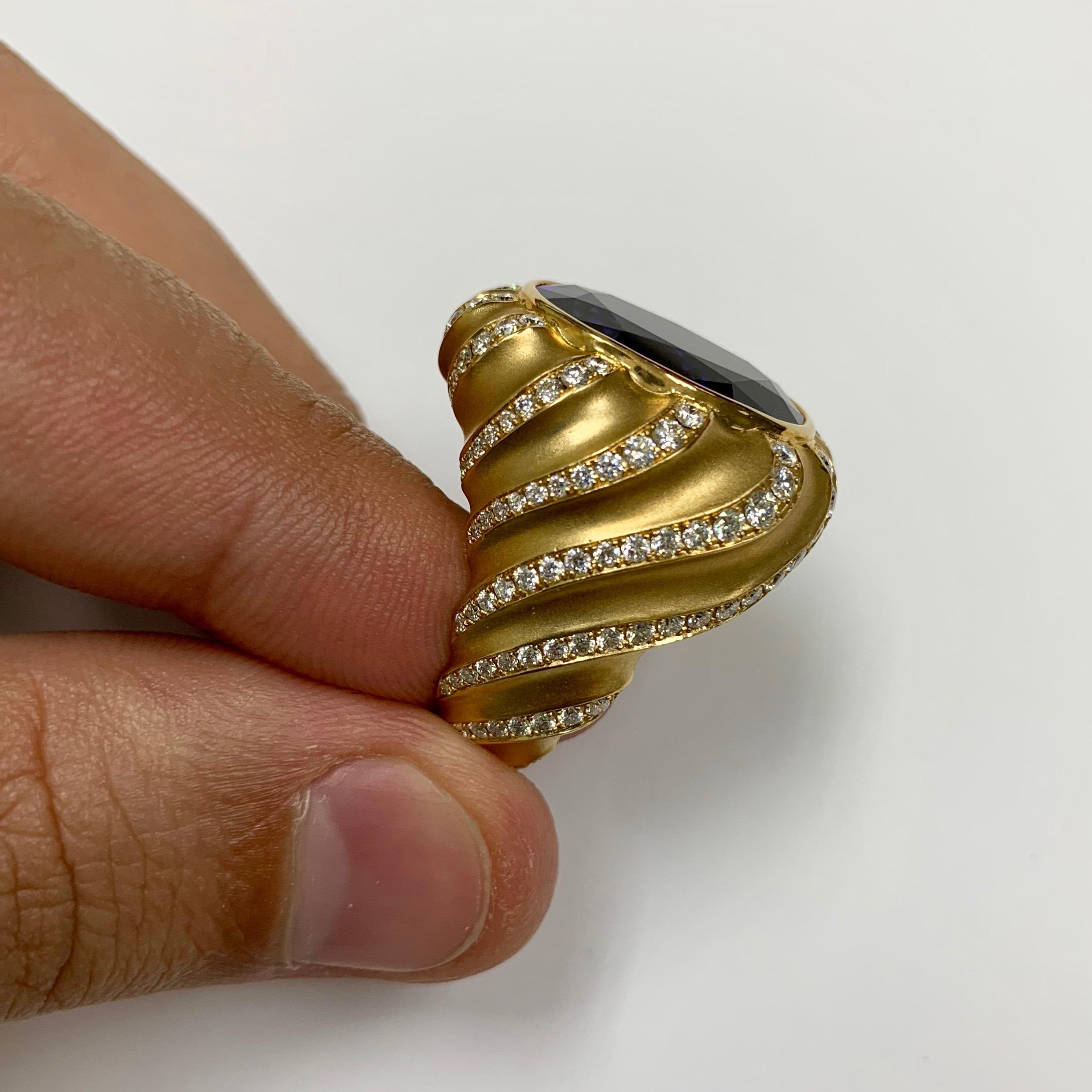 Contemporary Tanzanite 15.86 Carat Diamond 18 Karat Yellow Gold Ring For Sale