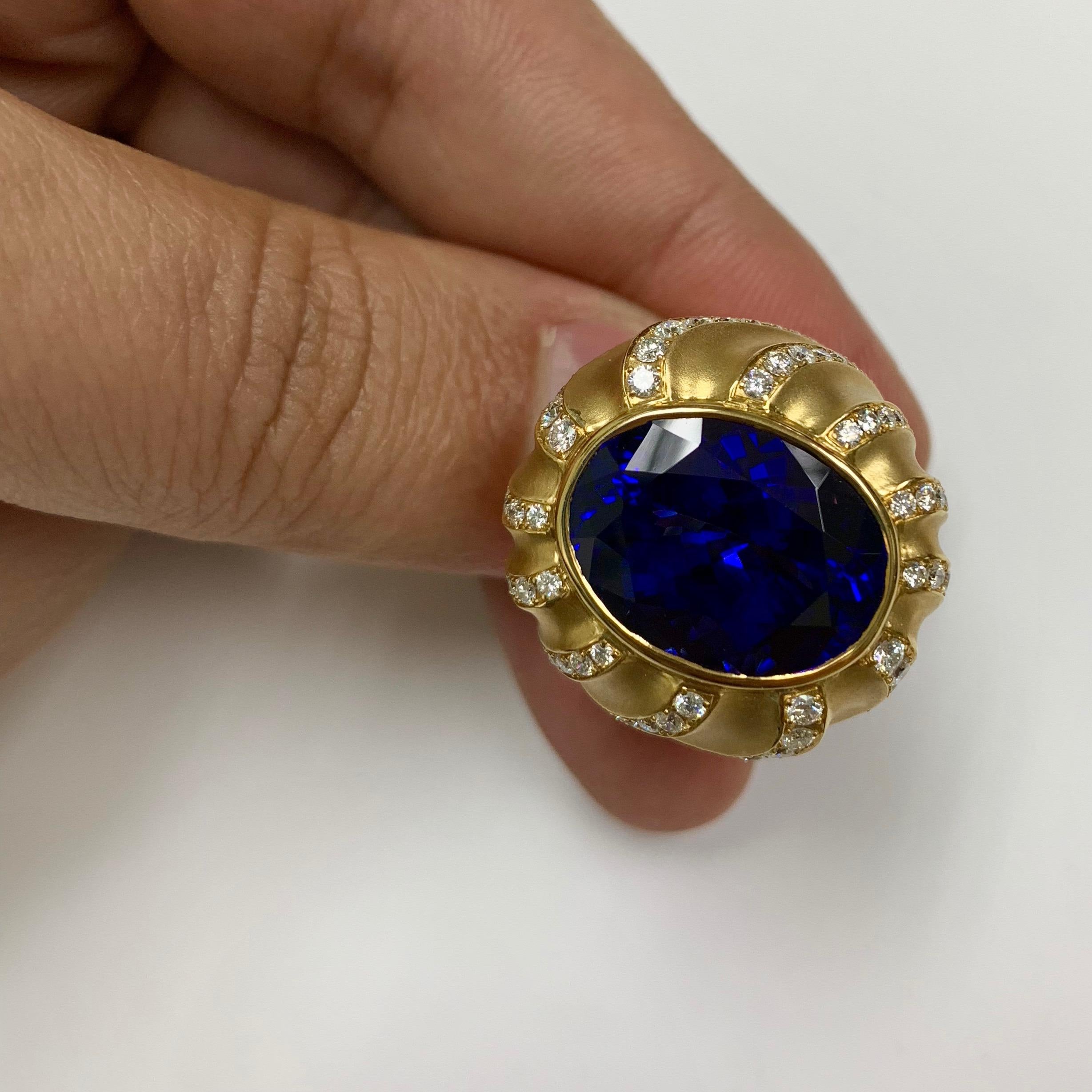 Tanzanite 15.86 Carat Diamond 18 Karat Yellow Gold Ring In New Condition For Sale In Bangkok, TH