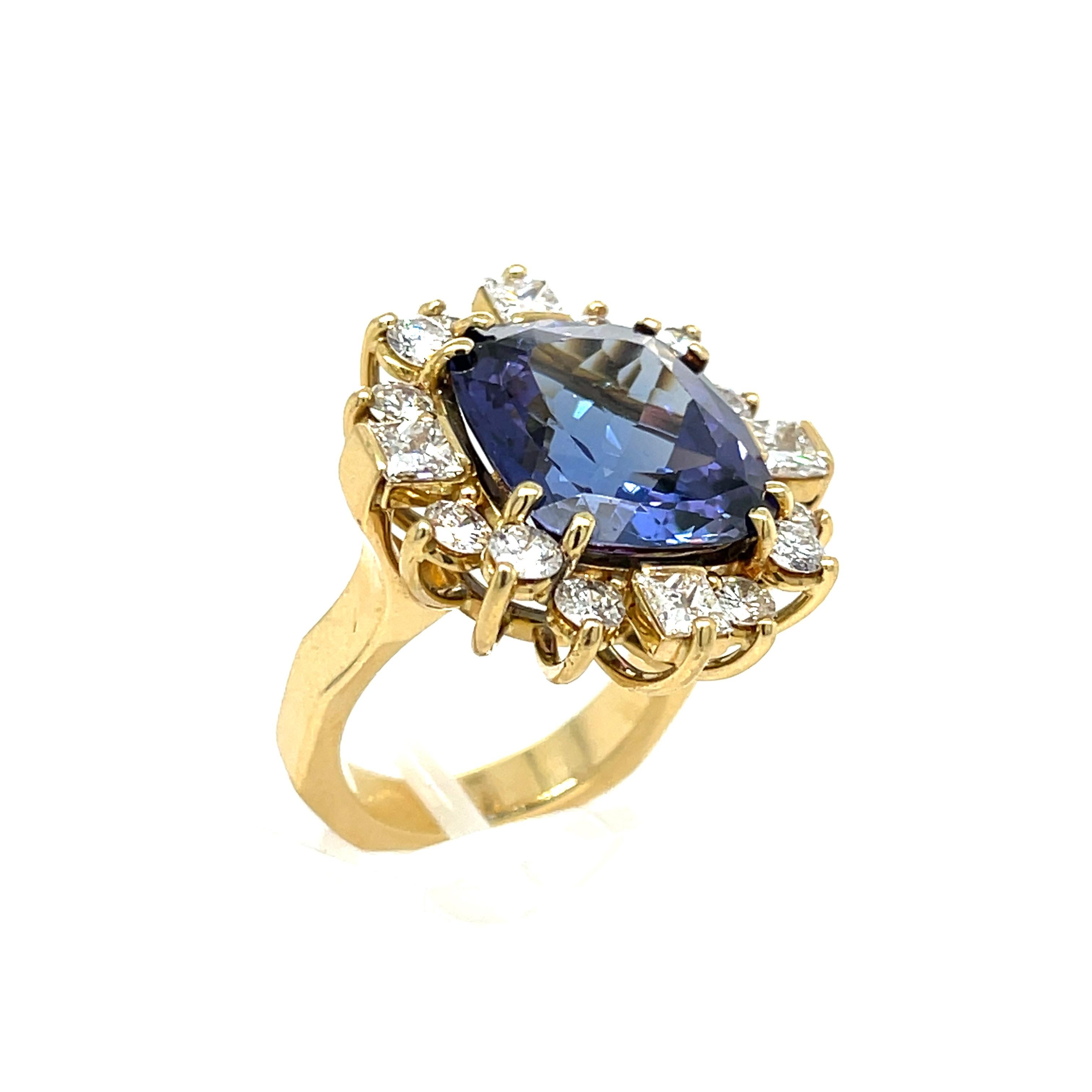 Cushion Cut Tanzanite '16.20ct' and Diamond Ring 18K Yellow Gold For Sale