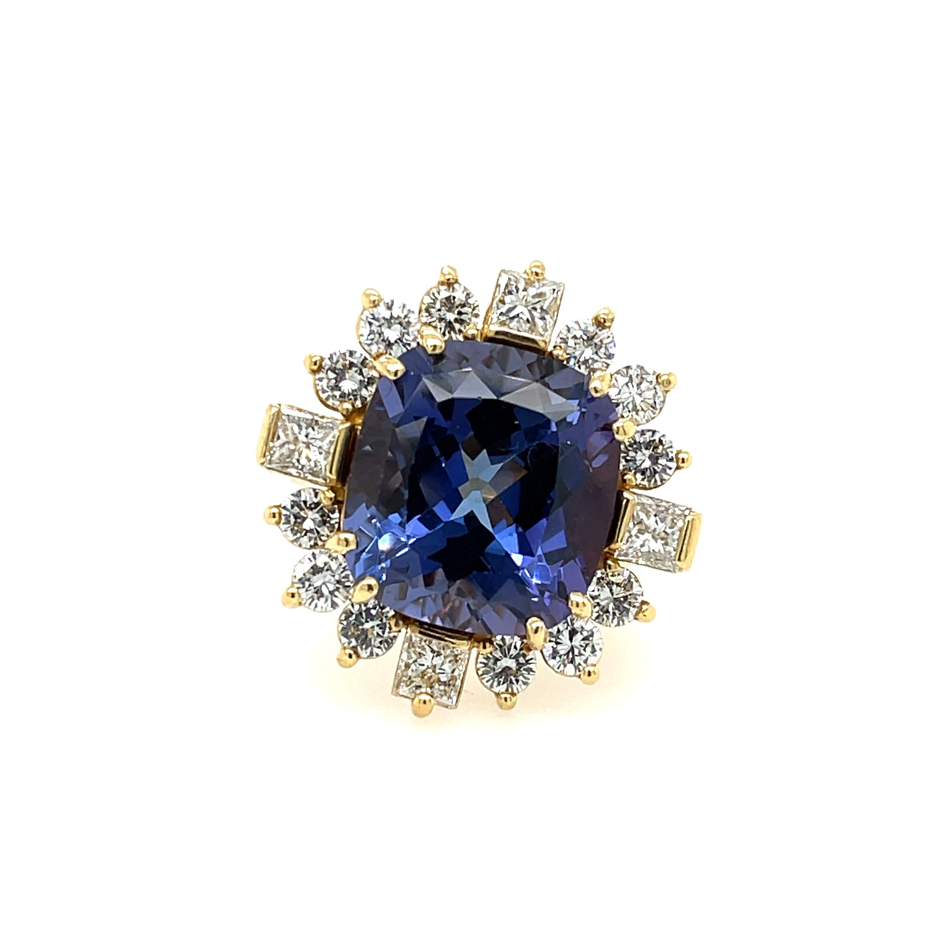 Tanzanite '16.20ct' and Diamond Ring 18K Yellow Gold In Good Condition For Sale In Dallas, TX