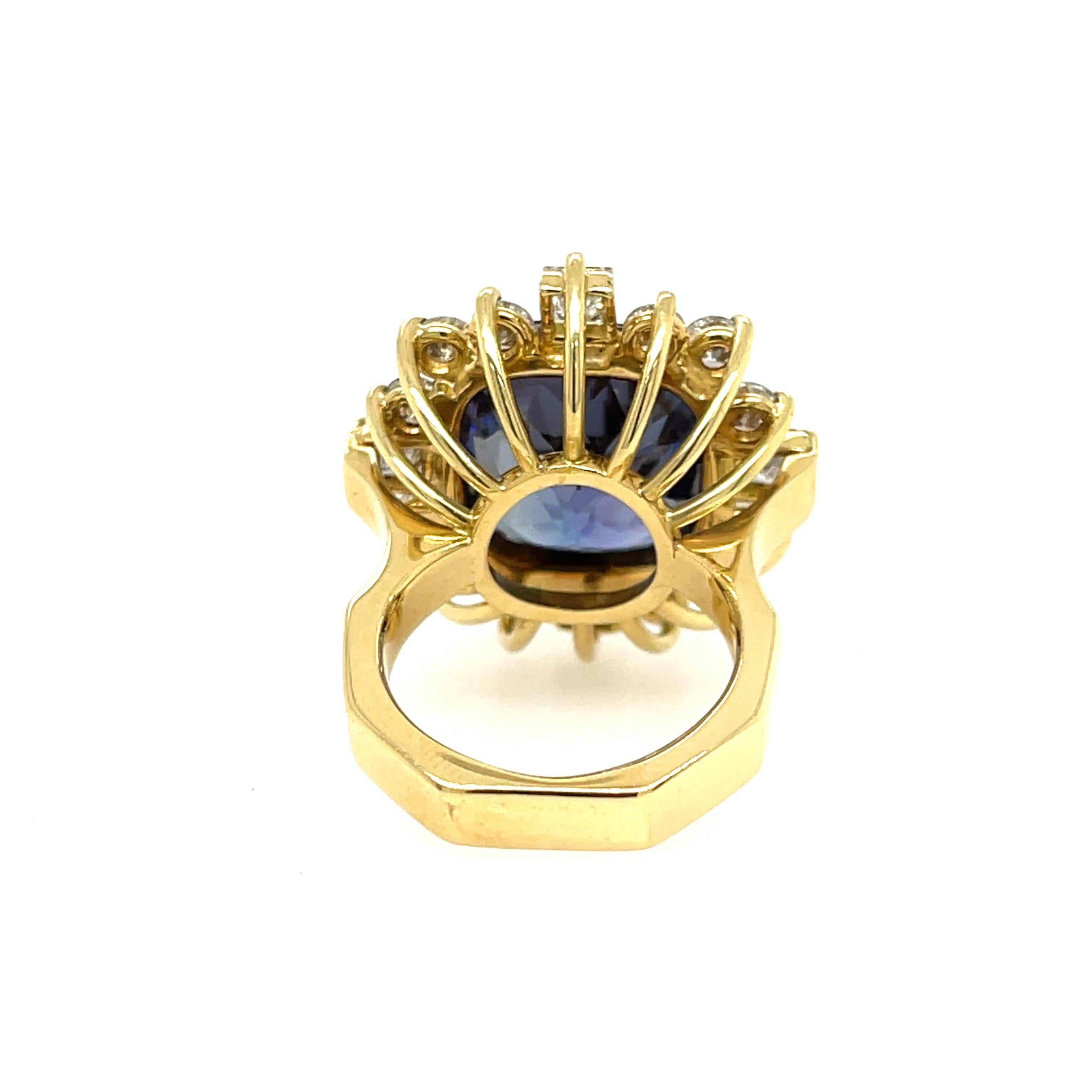 Women's Tanzanite '16.20ct' and Diamond Ring 18K Yellow Gold For Sale