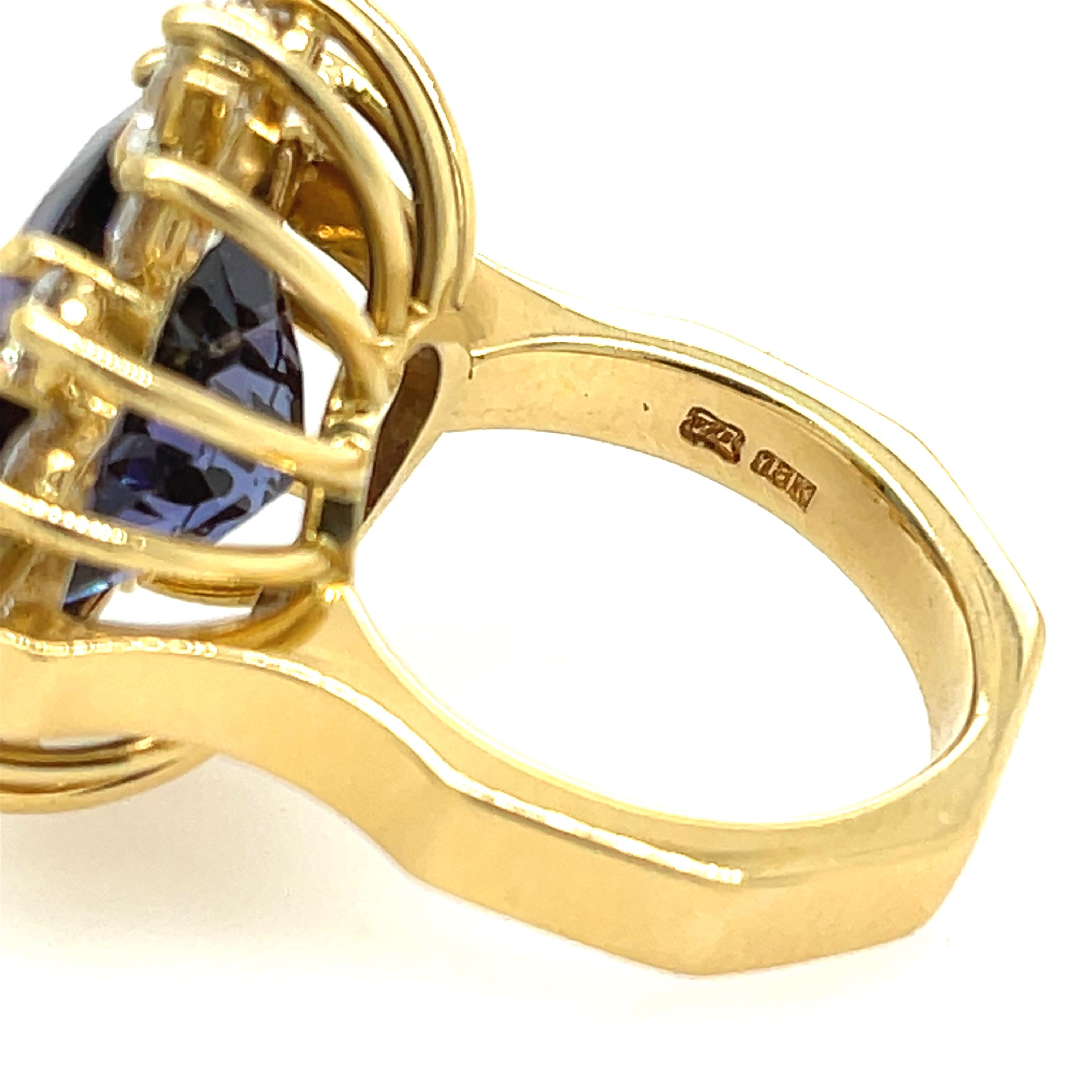 Tanzanite '16.20ct' and Diamond Ring 18K Yellow Gold For Sale 1