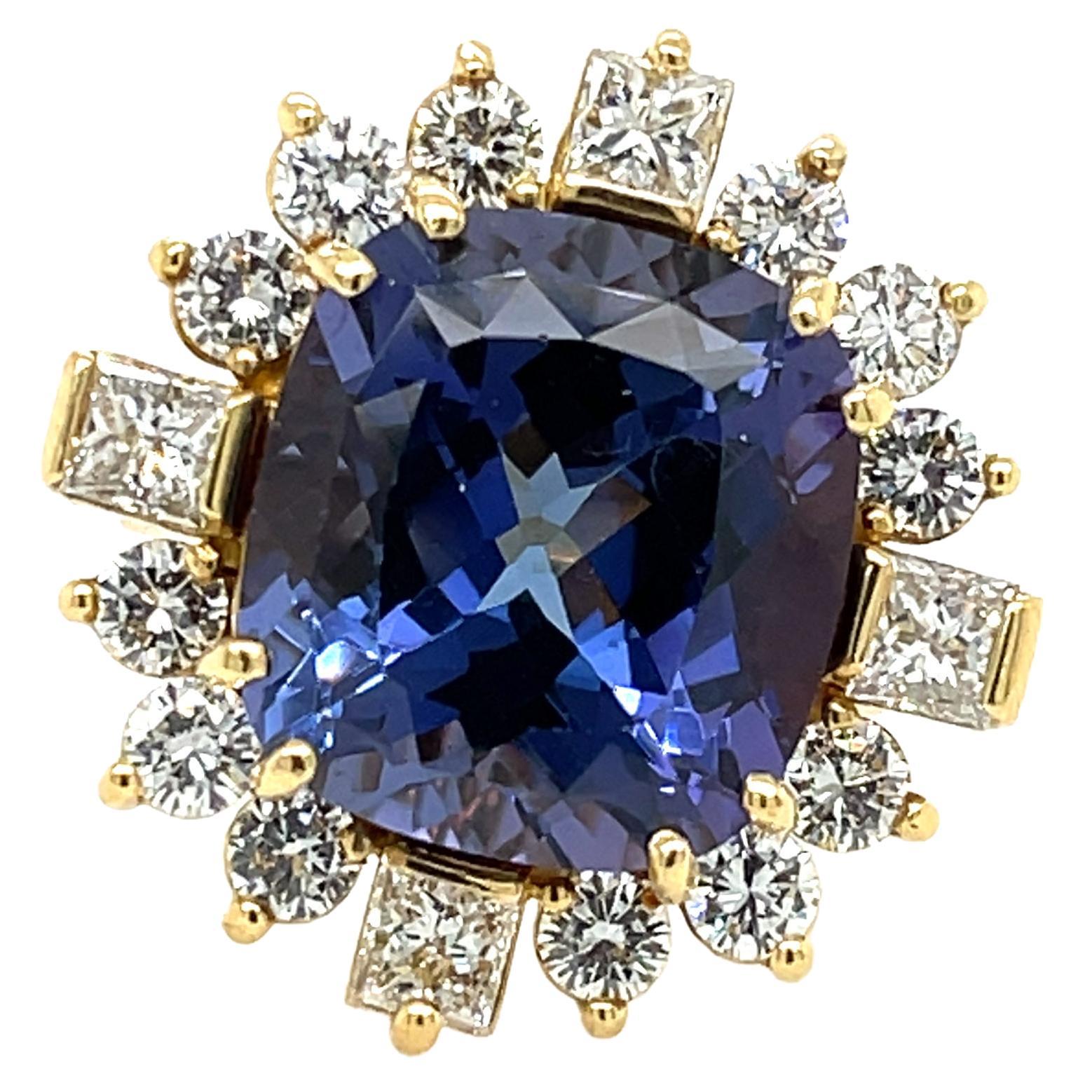 Tanzanite '16.20ct' and Diamond Ring 18K Yellow Gold For Sale