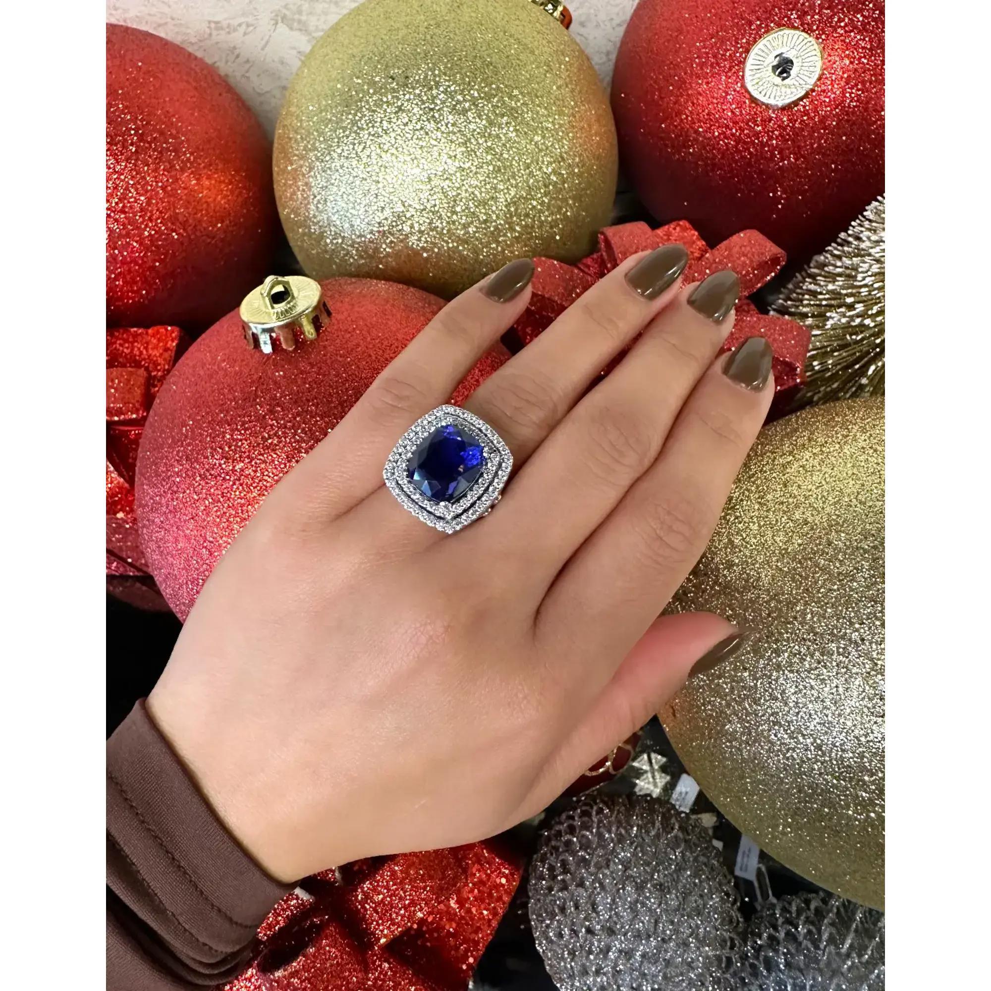 Tanzanite 17.03Ctw And Diamond 1.74Ctw Cocktail Ring 18K White Gold Size 6.5 In Excellent Condition For Sale In New York, NY