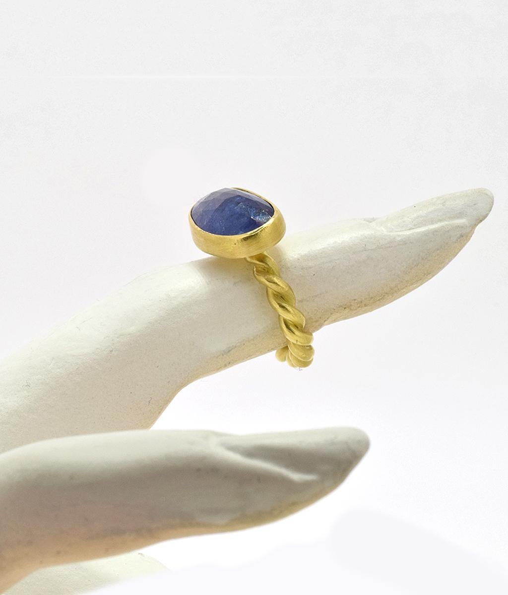 Tanzanite Gold Rope Ring In New Condition For Sale In New York, NY