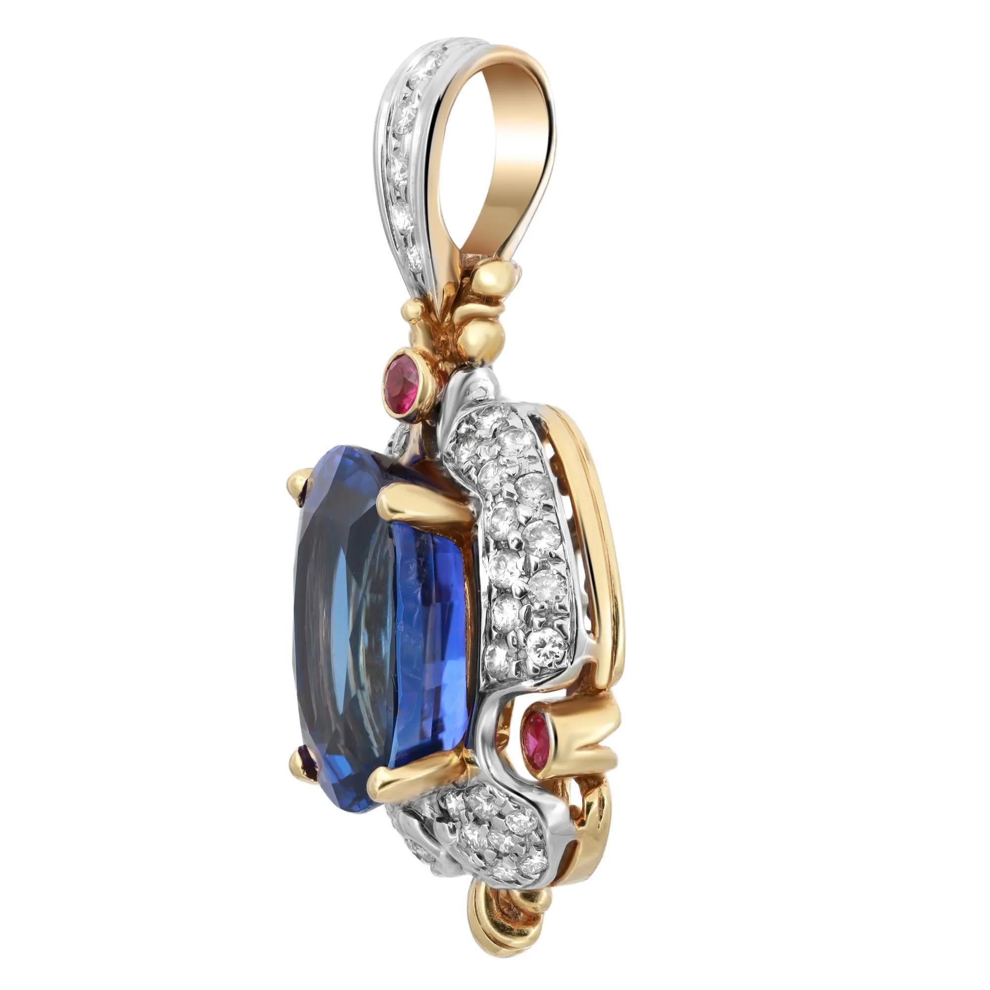 Este precioso colgante, atrevido y grueso, presenta una gran tanzanita de talla ovalada en el centro, engastada en garras y de 21 quilates, con tres rubíes de talla redonda engastados en bisel, de 0,45 quilates, y diamantes de talla redonda