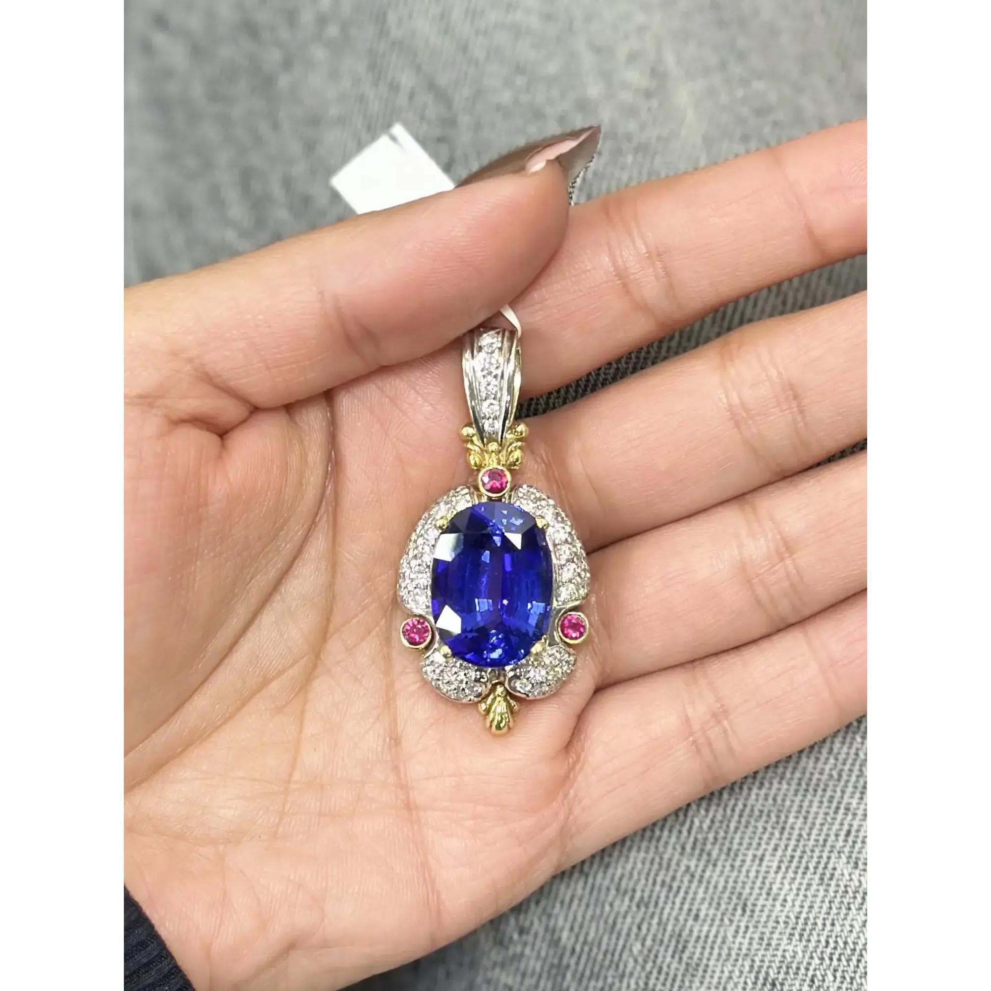Colgante de tanzanita 21ctw rubí 0.45ctw y diamante 1.36ct oro amarillo y blanco 18K en Excelente estado para la venta en New York, NY