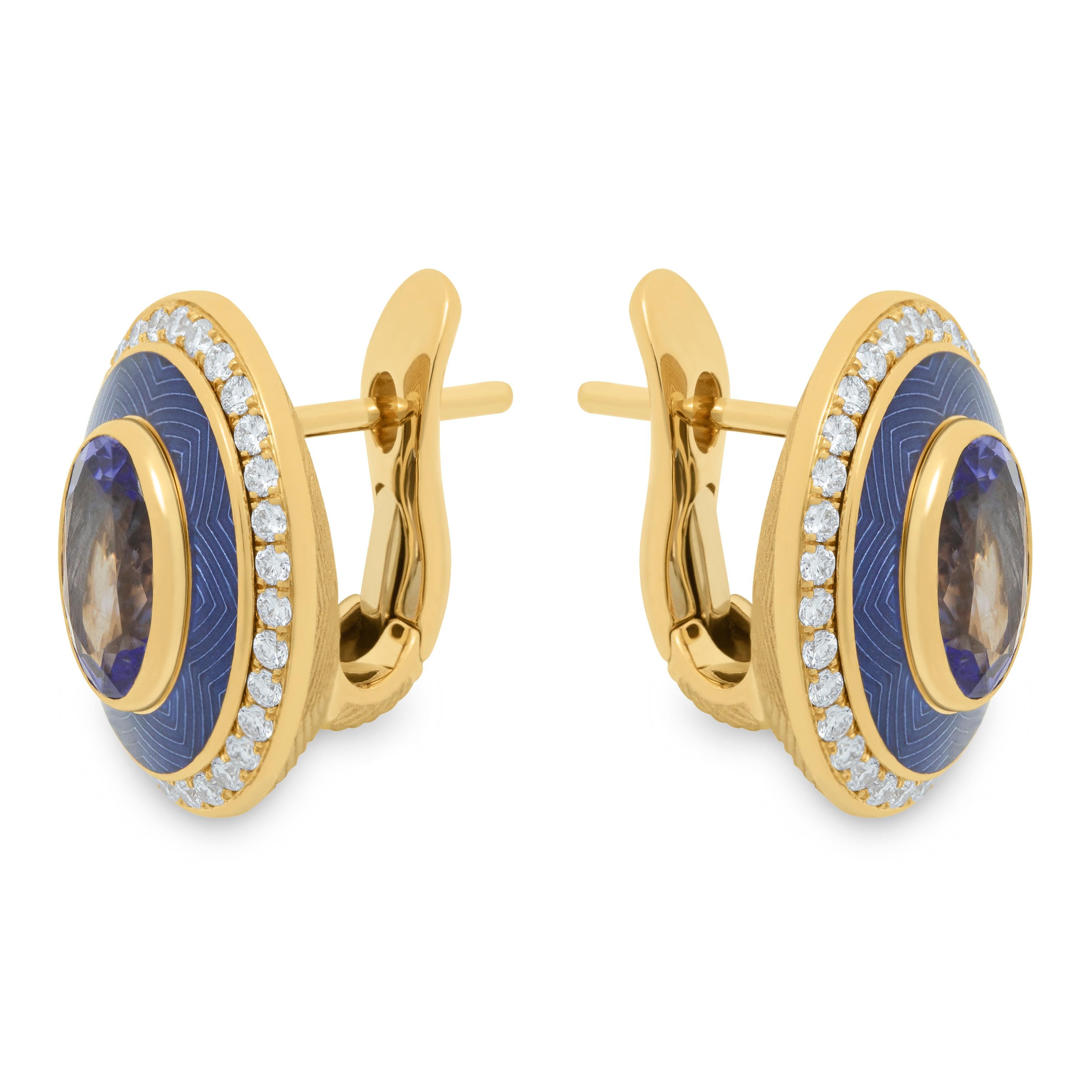 Tanzanite 2.62 Carat Diamonds 18 Karat Yellow Gold Tweed Earrings
Perhaps this is the brightest and most popular representative of the Pret-a-Porter collection. The texture of Tweed reminds of the well-known fabric, but most importantly, it reminds