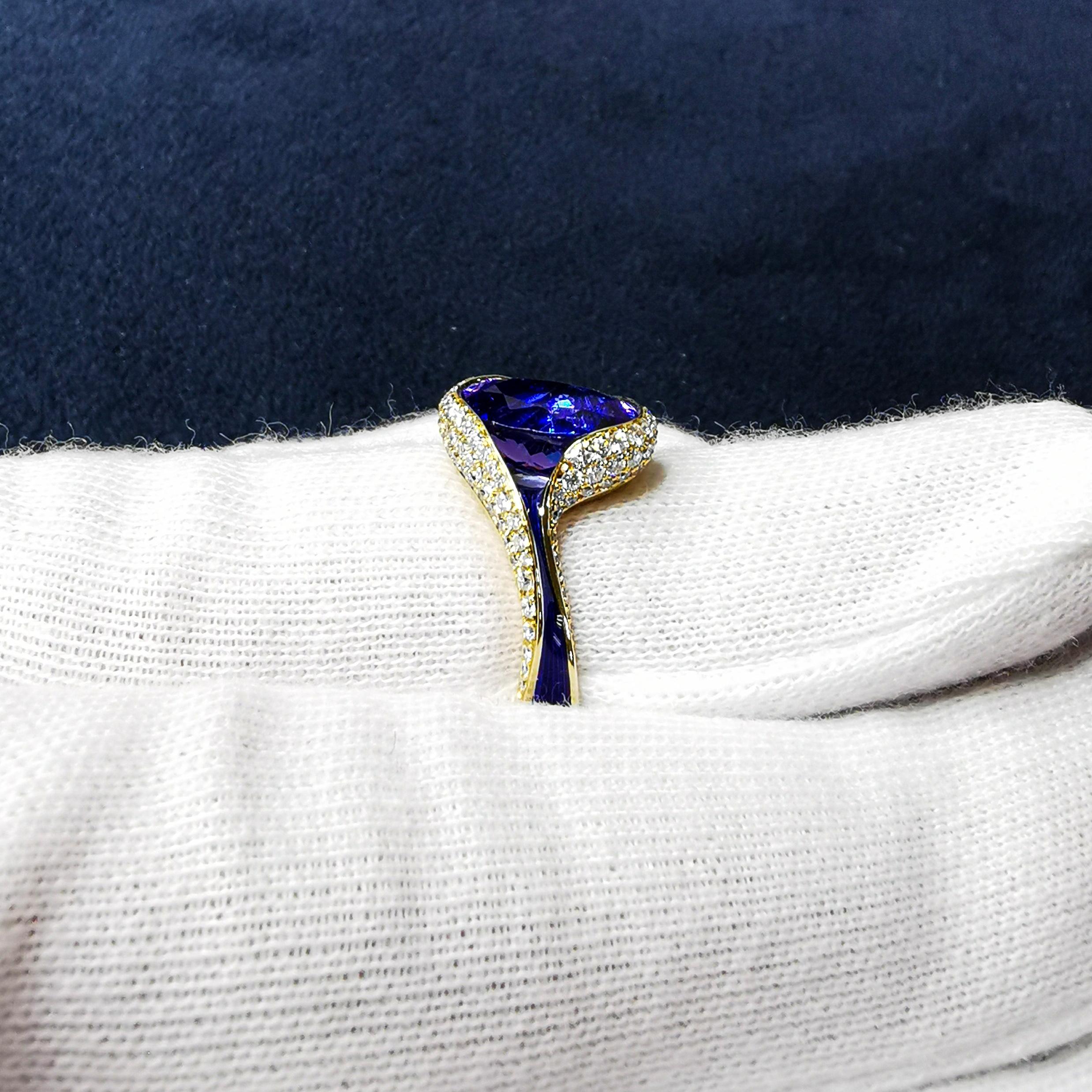 Tanzanite 3.49 Carat Diamonds Enamel 18 Karat Yellow Gold Ring In New Condition In Bangkok, TH