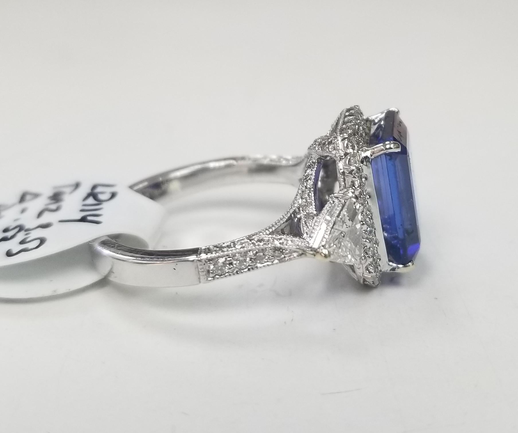 Moderno Tanzanite 3,53cts. Aureola di diamanti in oro bianco 18k con trilioni e diamanti rotondi in vendita