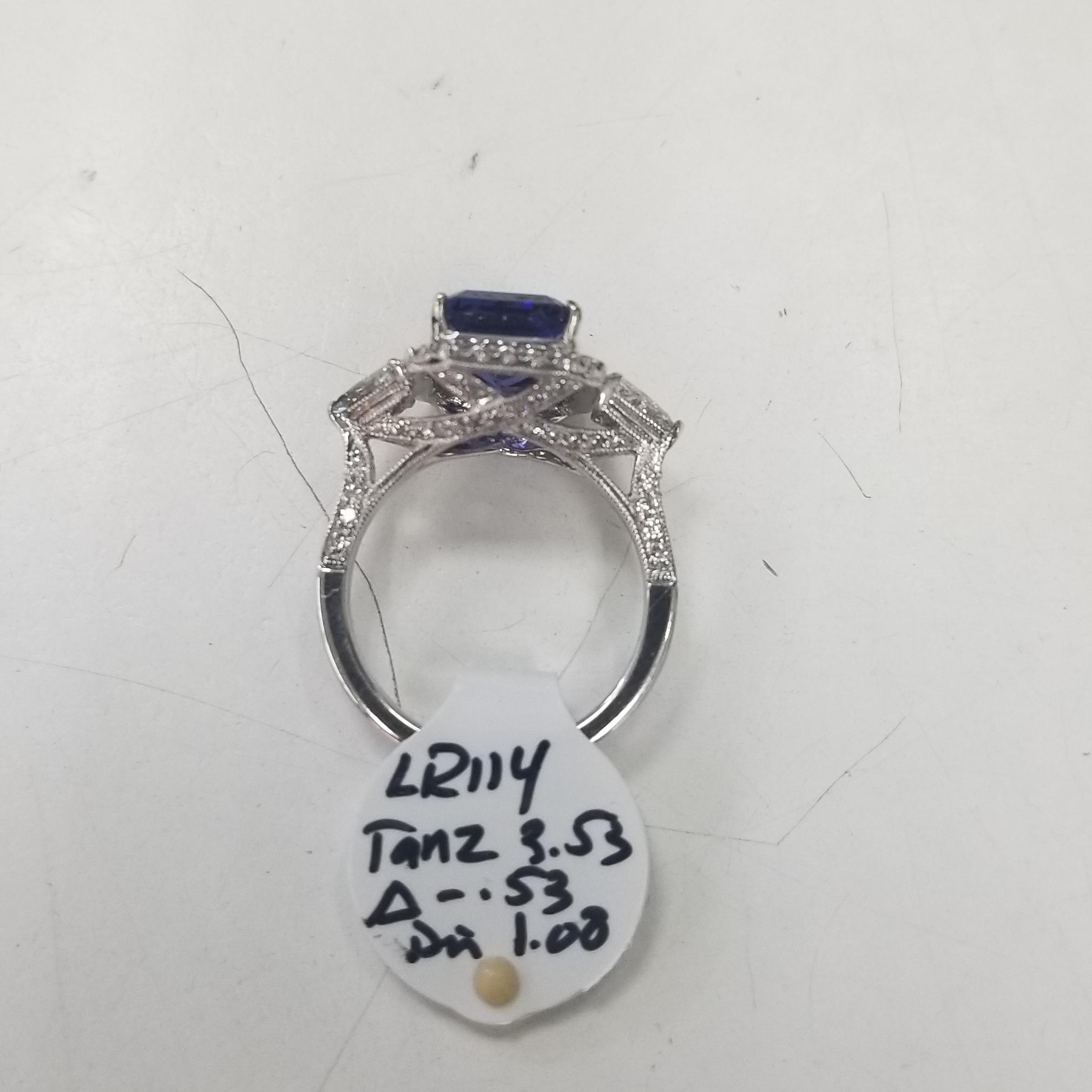 Tanzanite 3,53cts. Aureola di diamanti in oro bianco 18k con trilioni e diamanti rotondi In condizioni Nuovo in vendita a Los Angeles, CA