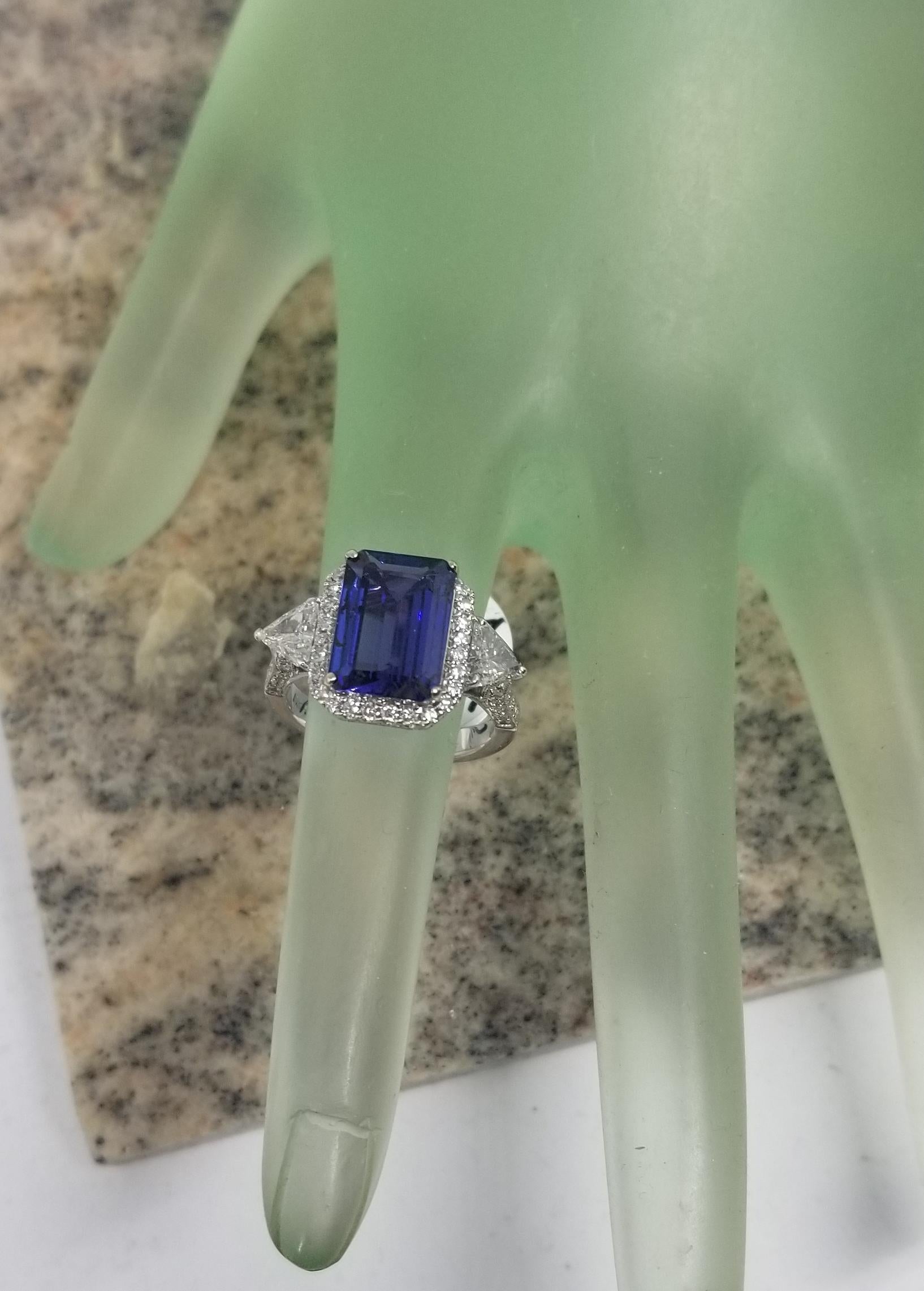 da uomo o donna Tanzanite 3,53cts. Aureola di diamanti in oro bianco 18k con trilioni e diamanti rotondi in vendita