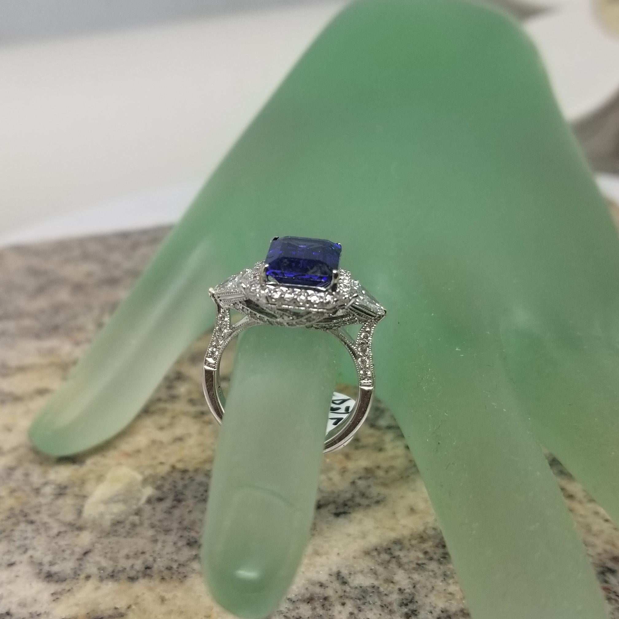 Tanzanite 3,53cts. Aureola di diamanti in oro bianco 18k con trilioni e diamanti rotondi in vendita 1