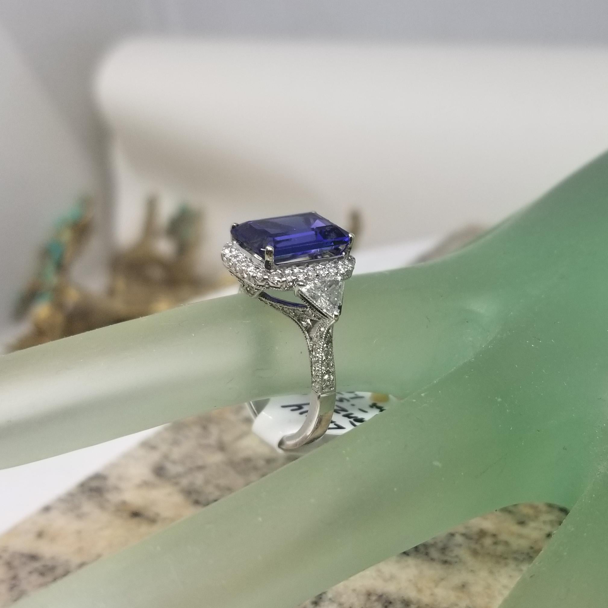 Tanzanite 3,53cts. Aureola di diamanti in oro bianco 18k con trilioni e diamanti rotondi in vendita 2