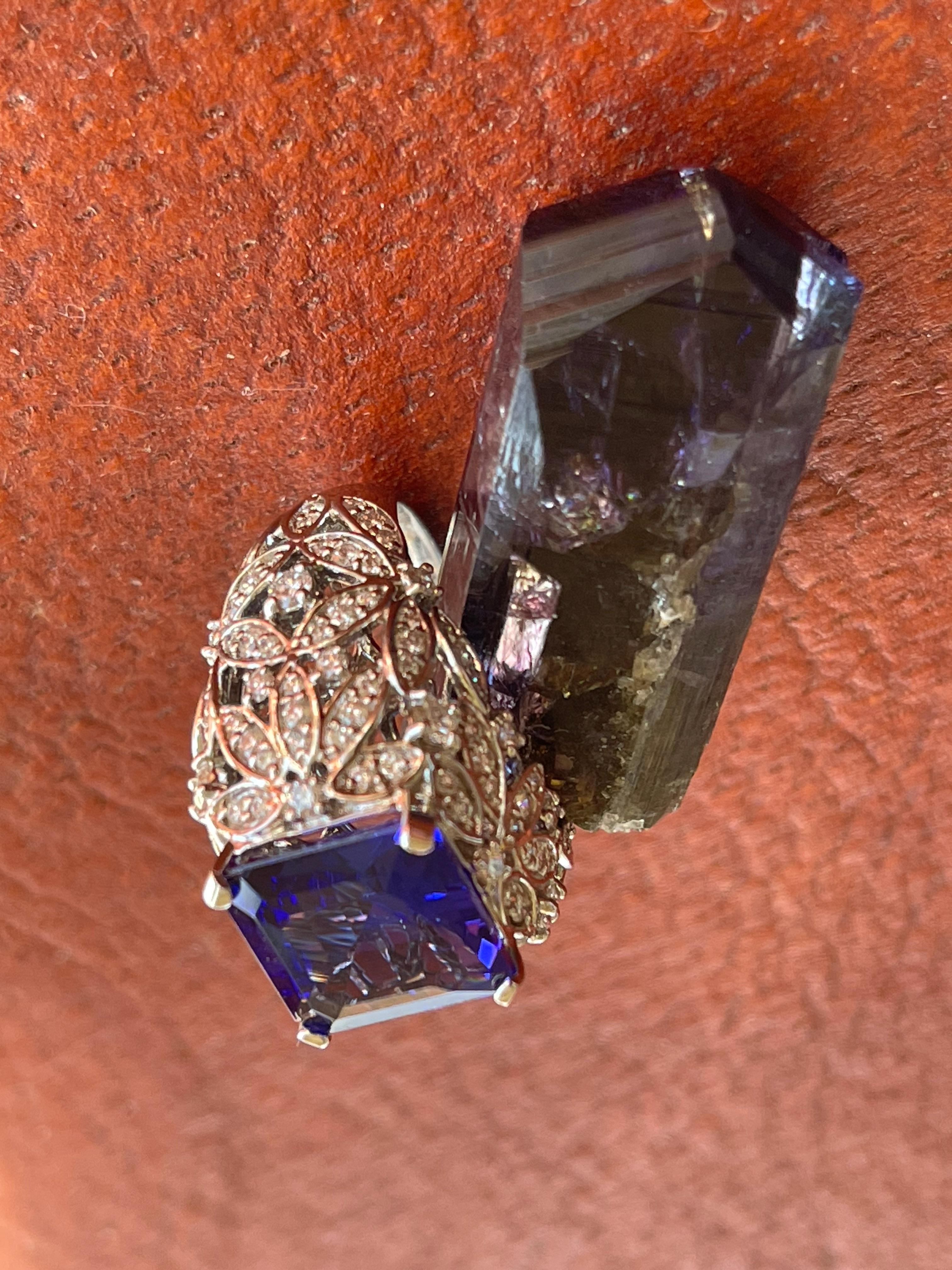 Modern Tanzanite 7.0 Carat and Diamond Gold Ring