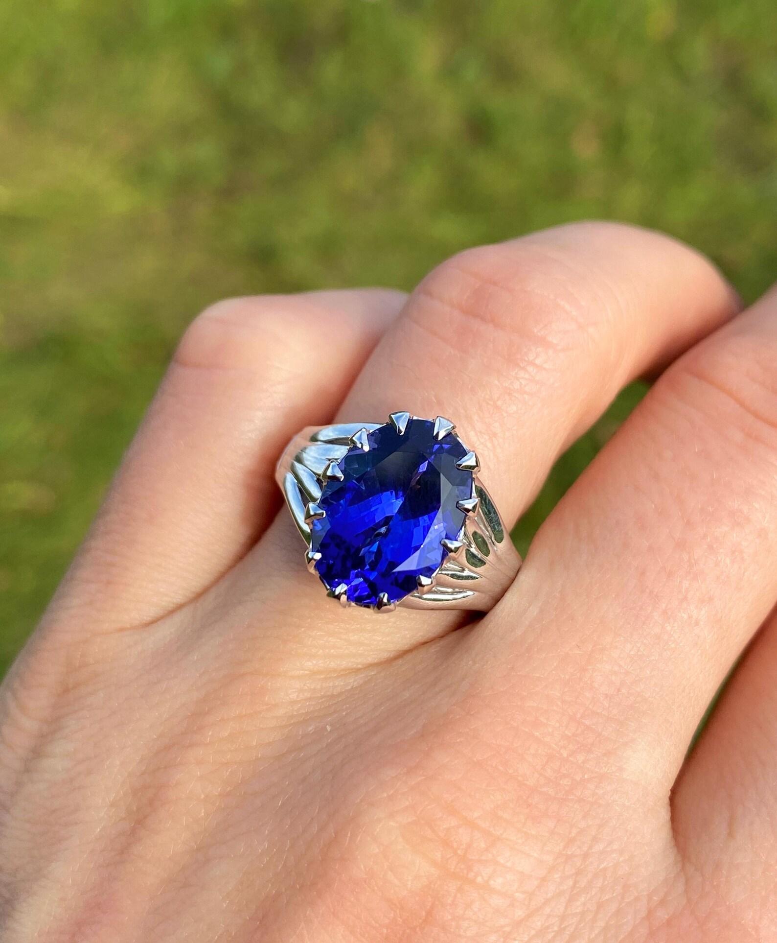 Tansanit 7.37Ct und Diamanten Edelstein Ring, massiv 18 Kt, Weiß- und Gelbgold (Ovalschliff) im Angebot