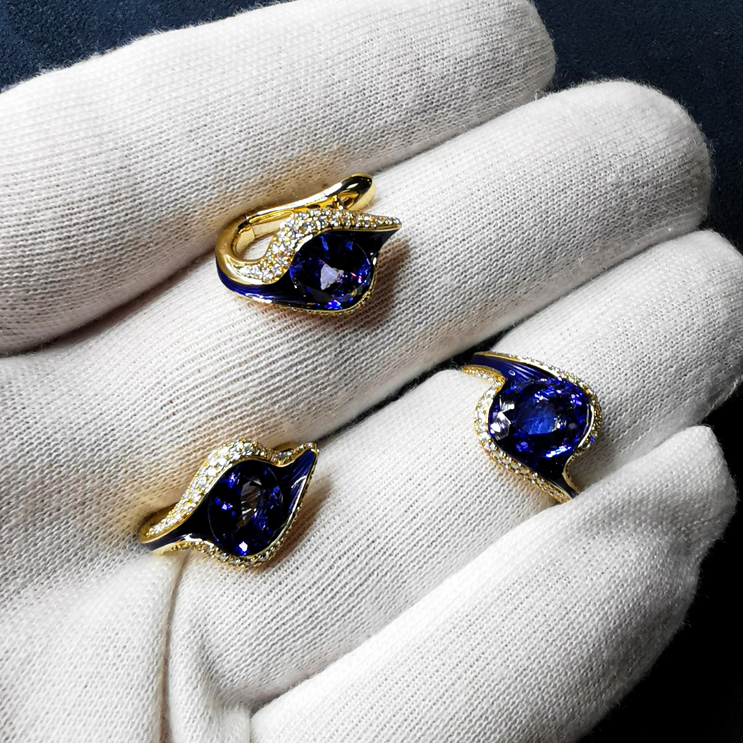 Women's or Men's Tanzanite 7.38 Carat Diamonds Enamel 18 Karat Yellow Gold Suite For Sale