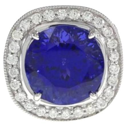 Questo straordinario anello presenta una rara tanzanite rotonda da 7,74 carati, nota per la sua profonda e vellutata tonalità blu-violacea che si alterna meravigliosamente sotto diverse luci. La pietra centrale è incastonata in un'aureola di