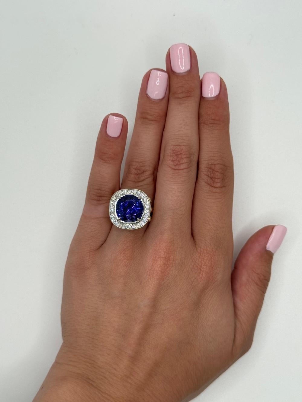 Taglio cuscino Anello con tanzanite 7,74 carati e due toni di diamante in vendita