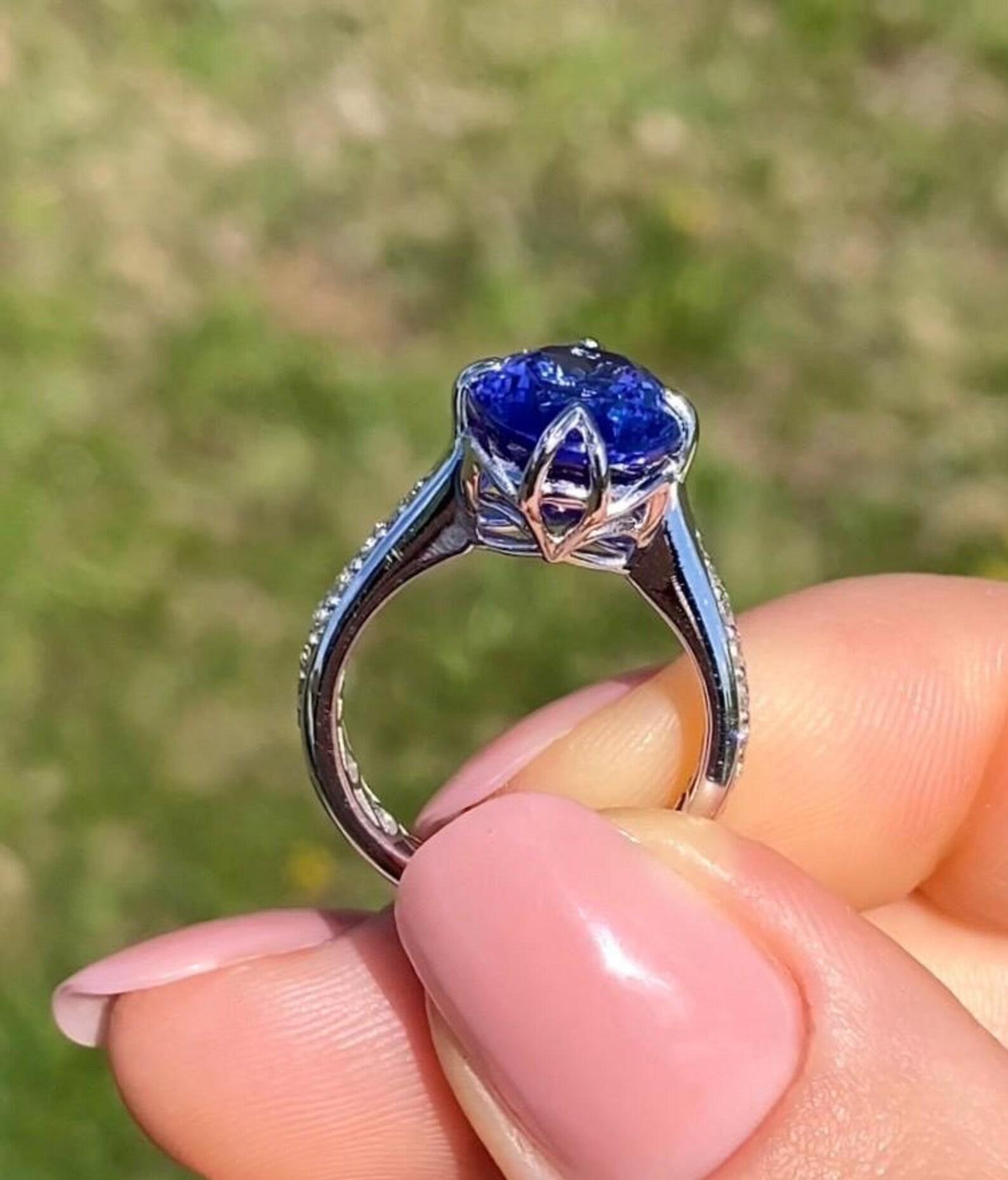 Taille ovale Bague en Tanzanite 7Ct et Diamants, Or blanc massif 18 carats, 7US en vente