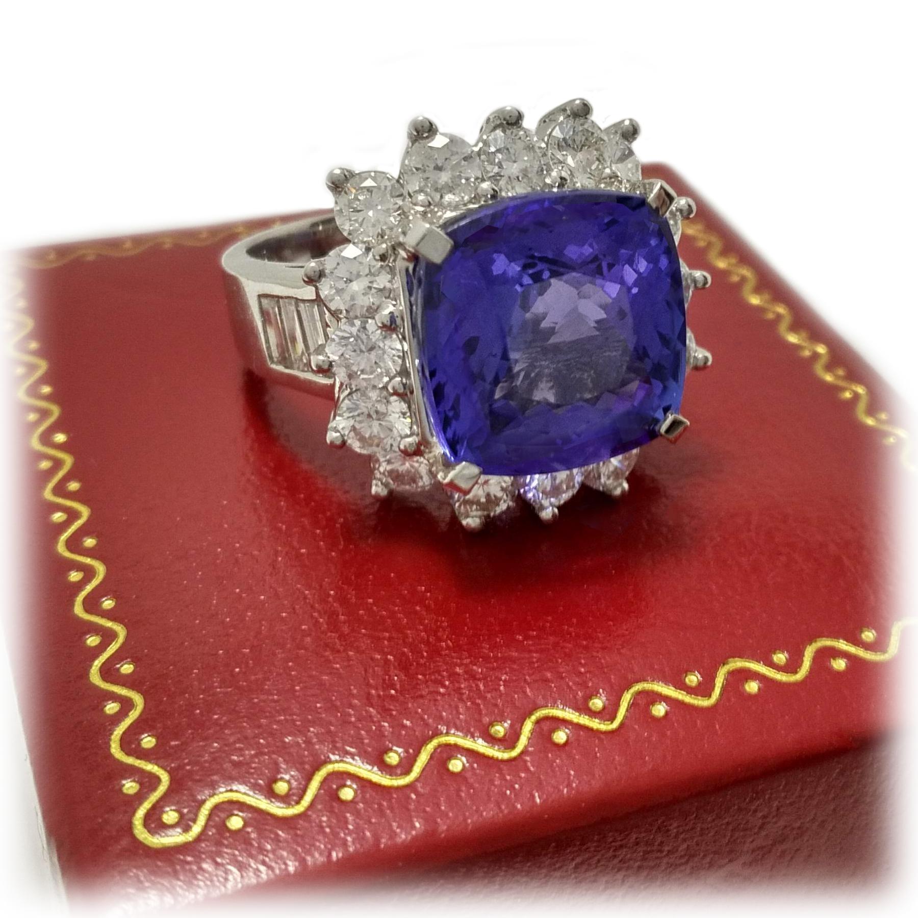 Women's or Men's 8.31 Carat Tanzanite White Gold Cocktail Ring For Sale