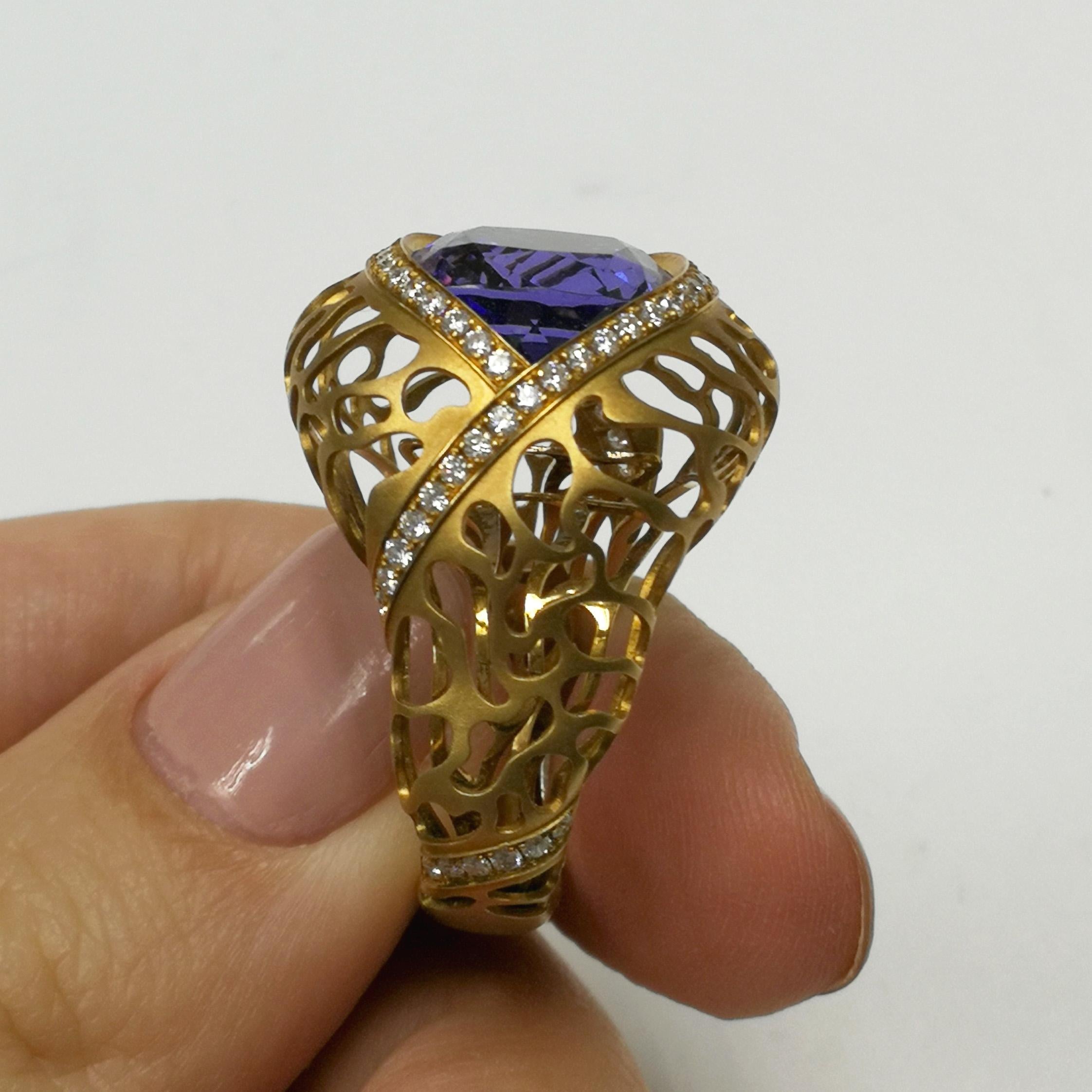 Bague en or jaune 18 carats et corail avec tanzanite de 8,60 carats et diamants en écaille Neuf - En vente à Bangkok, TH