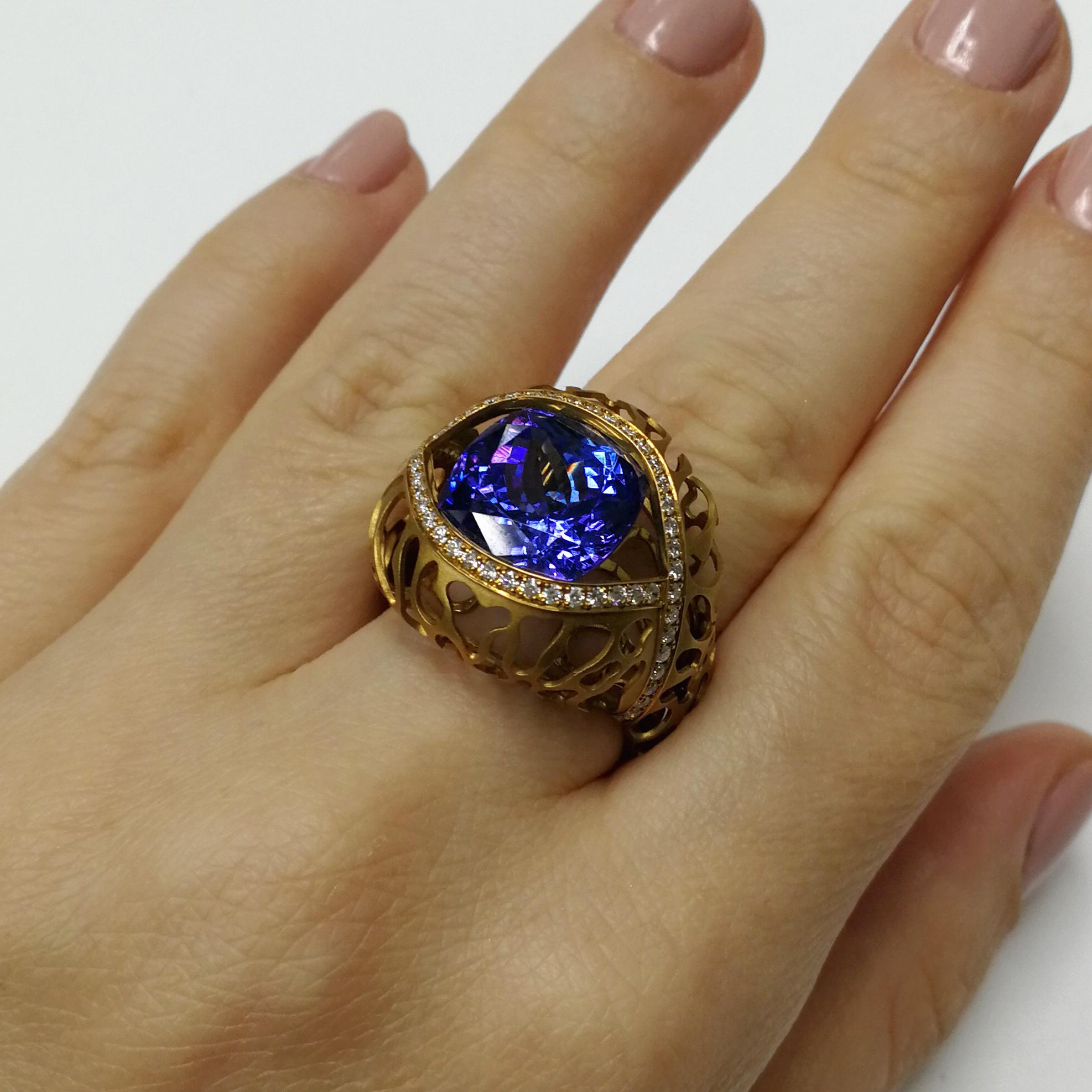 Bague en or jaune 18 carats et corail avec tanzanite de 8,60 carats et diamants en écaille en vente 1