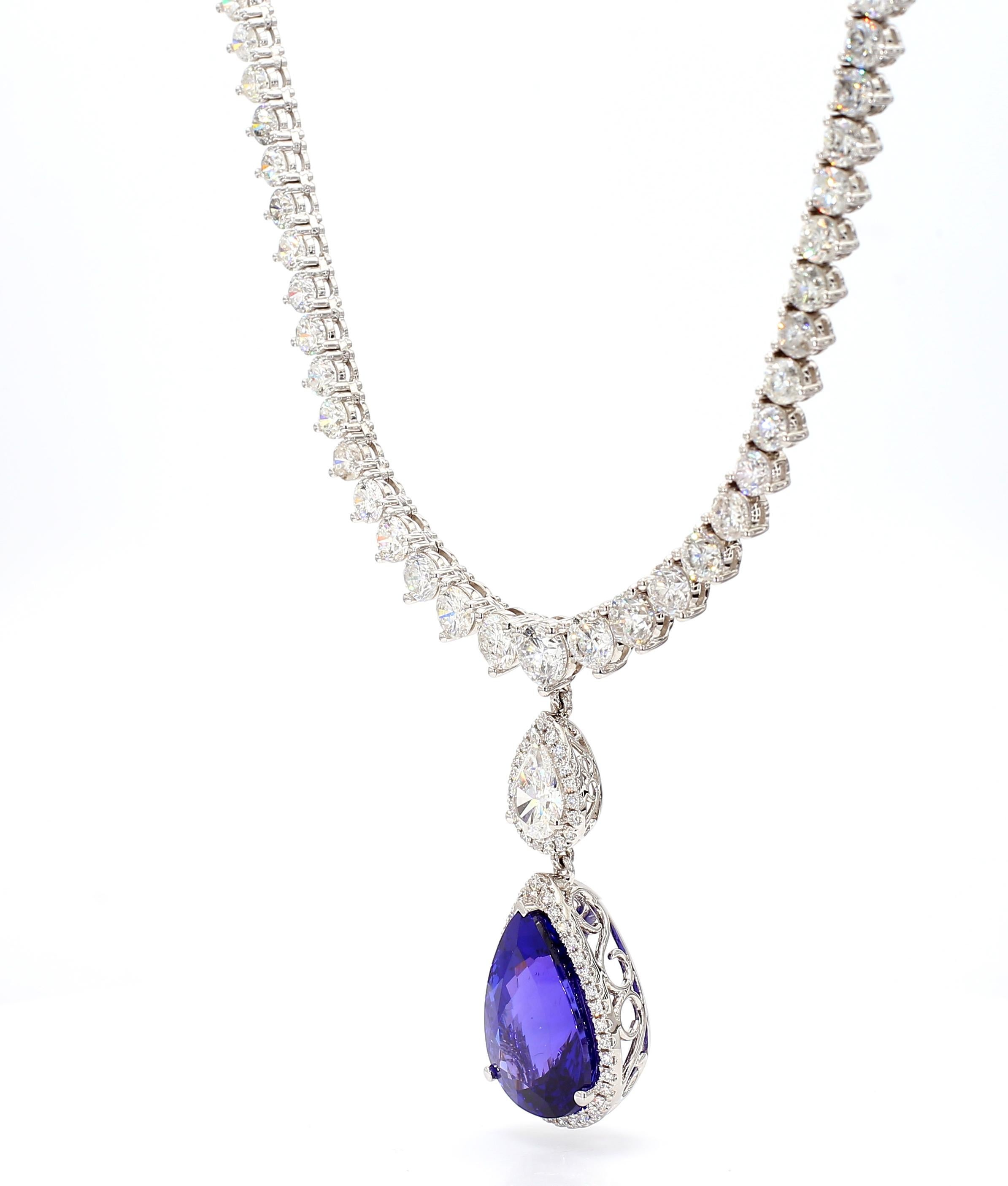 Questa collana con tanzanite a forma di pera *doppia goccia*, posizionata su una collana tennis con diamanti graduati, è una testimonianza di alta artigianalità e design senza tempo.

Sembra che non ci sia fine alle sue profondità vellutate.