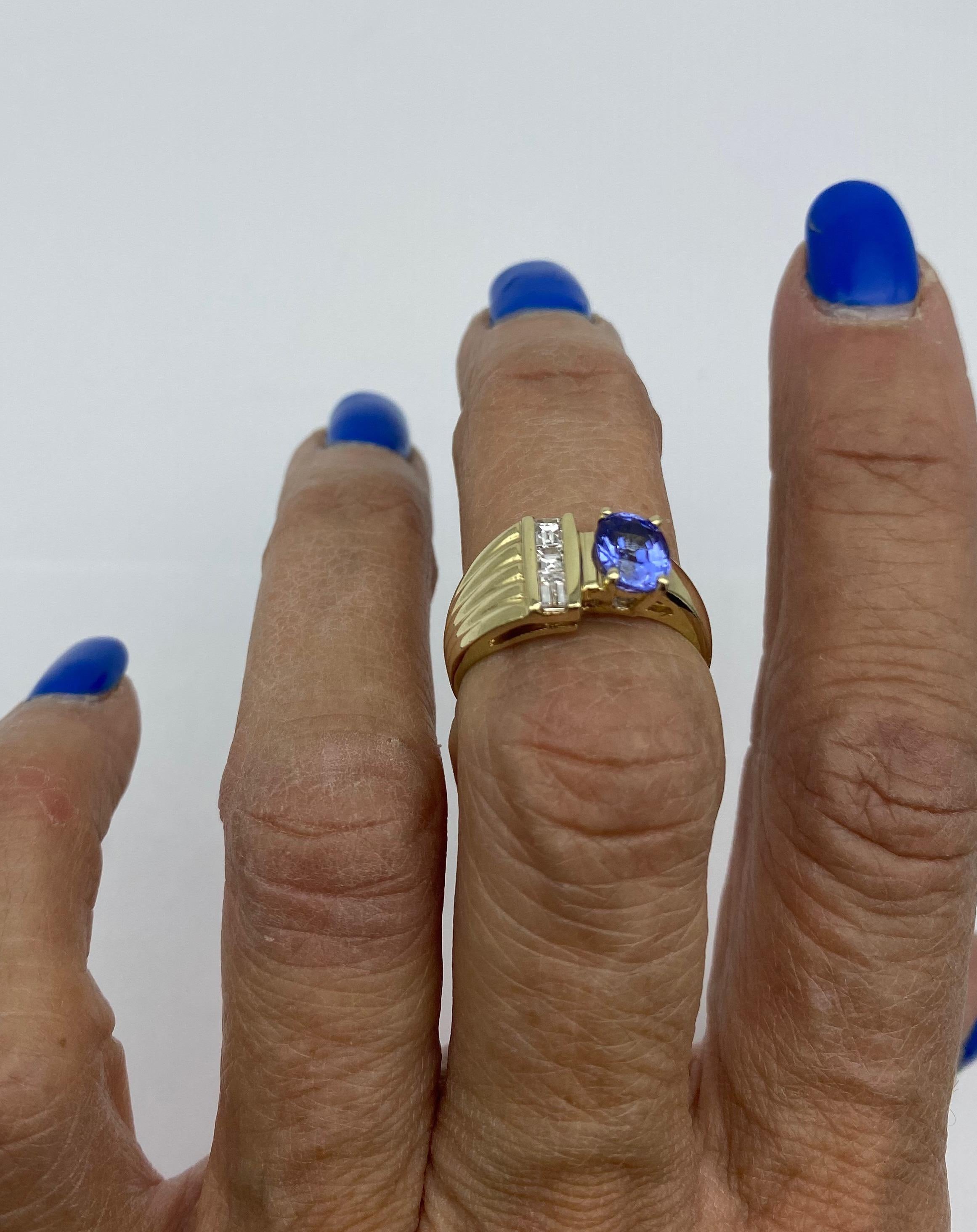 Taille ovale Bague en or jaune 14 carats avec tanzanite et diamants baguettes en vente