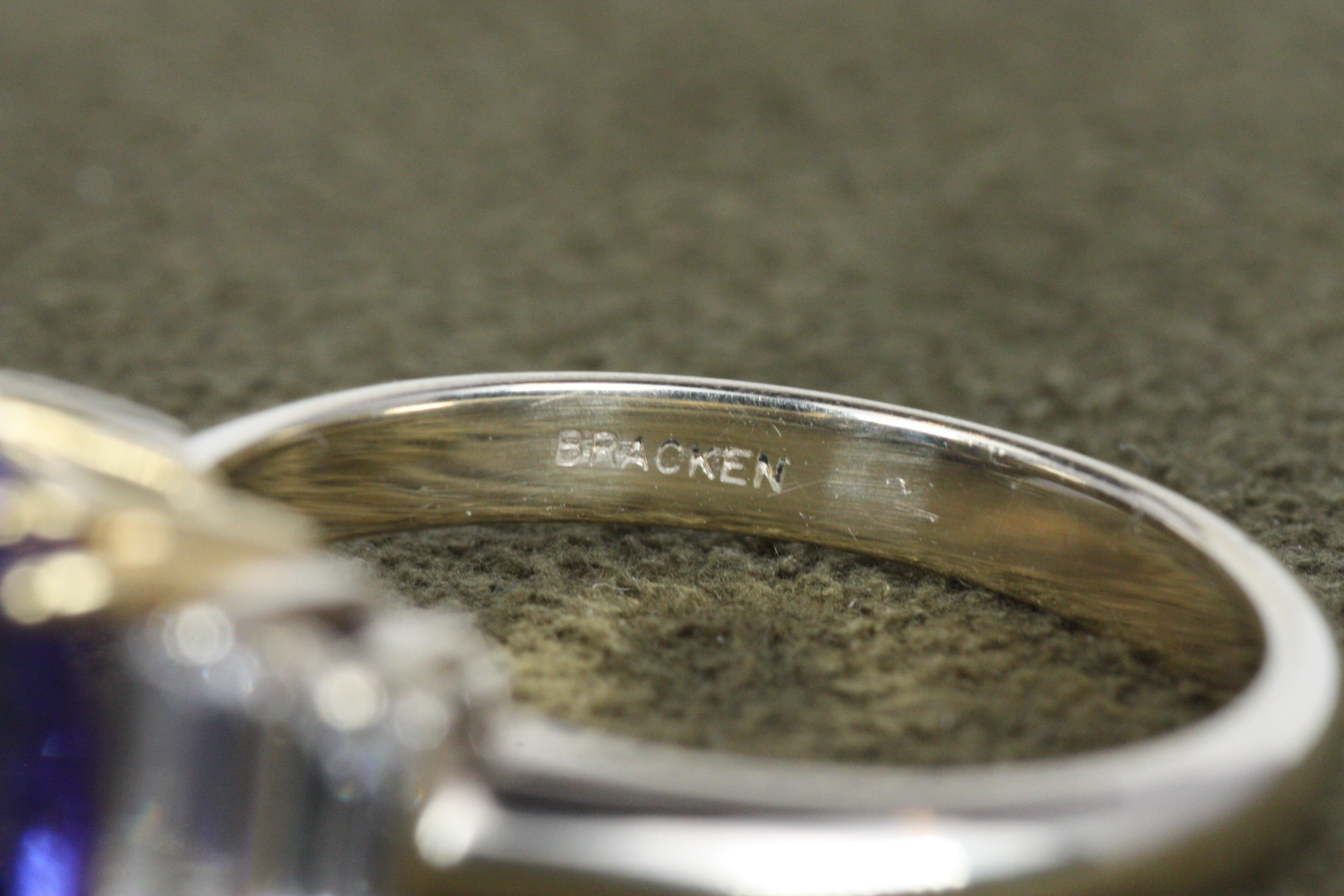 Anello in oro bicolore con tanzanite e diamante baguette in vendita 5