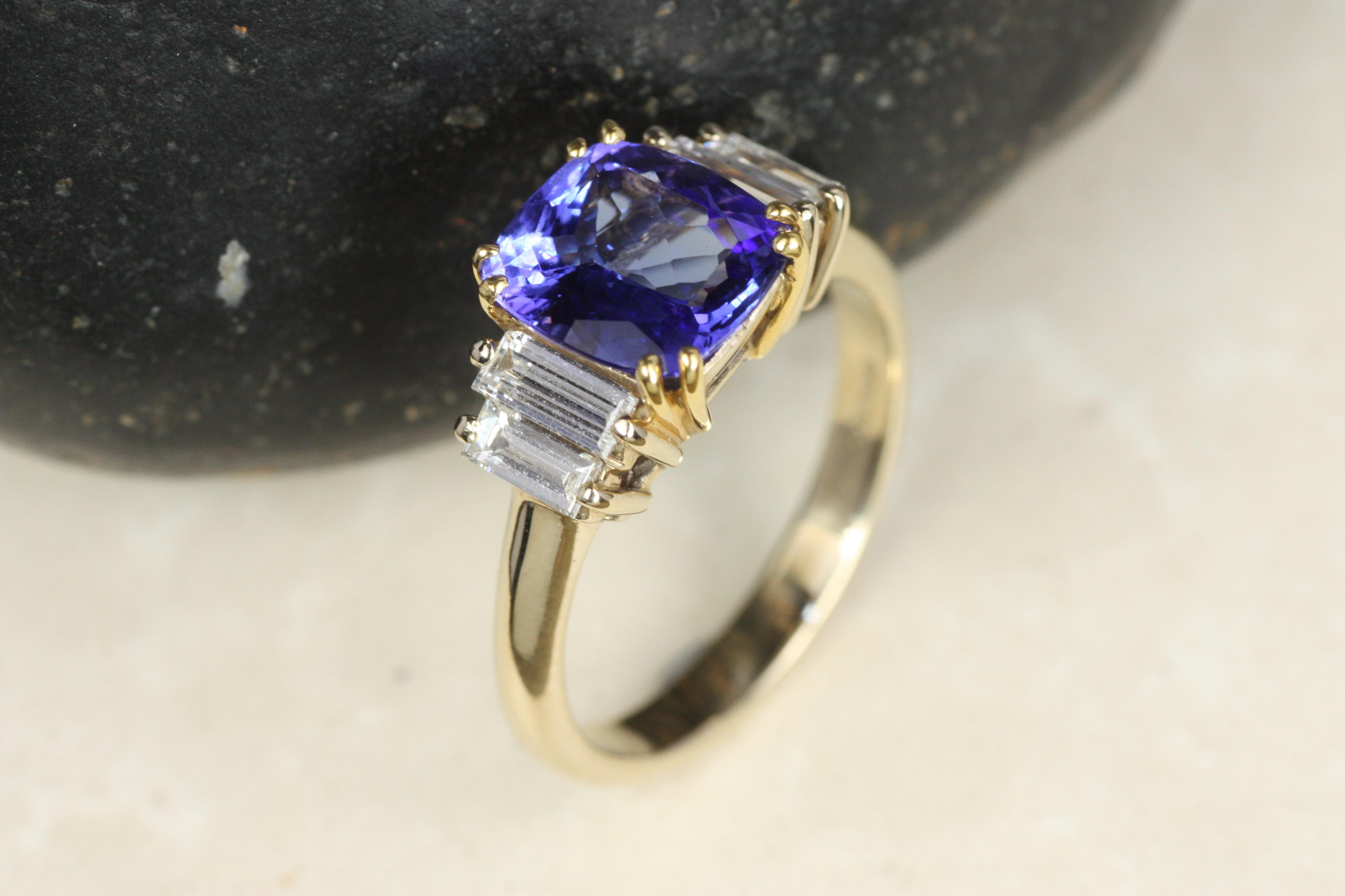 Taglio baguette Anello in oro bicolore con tanzanite e diamante baguette in vendita