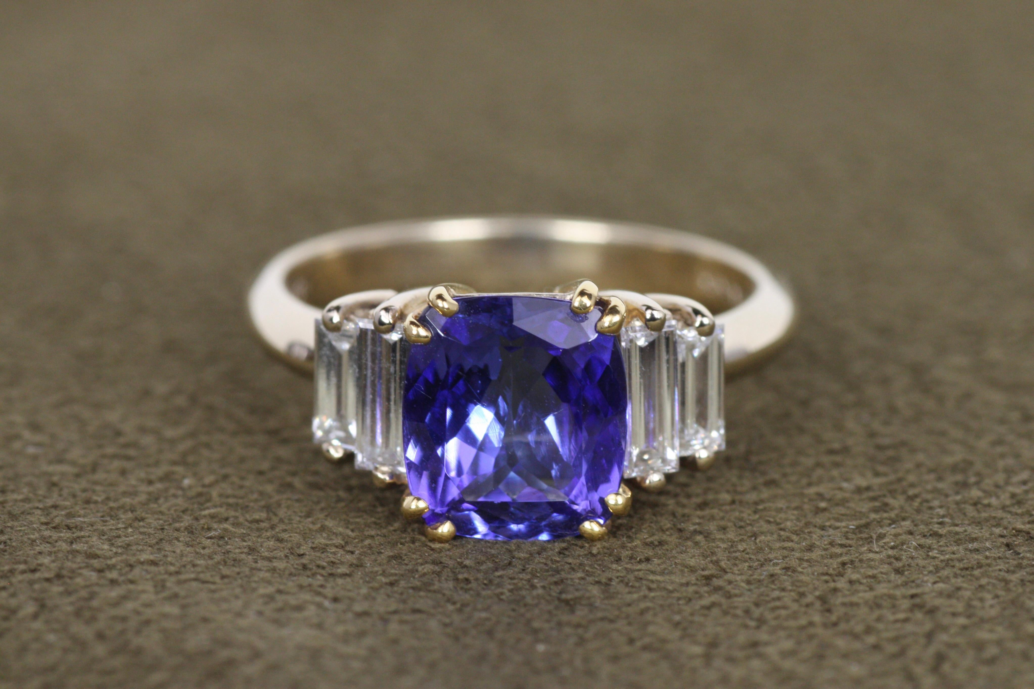 Anello in oro bicolore con tanzanite e diamante baguette In condizioni Nuovo in vendita a Santa Monica, CA