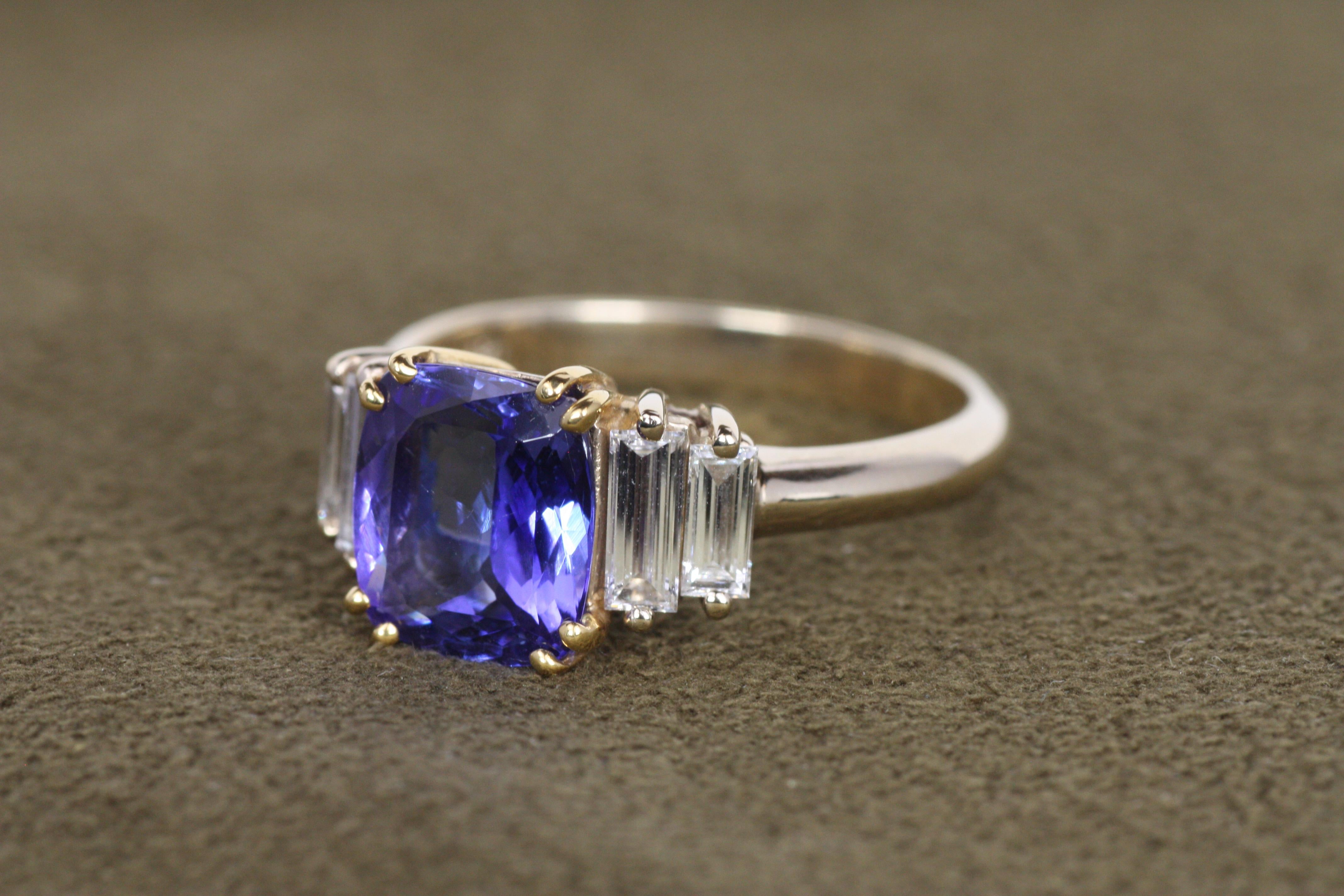 Donna Anello in oro bicolore con tanzanite e diamante baguette in vendita