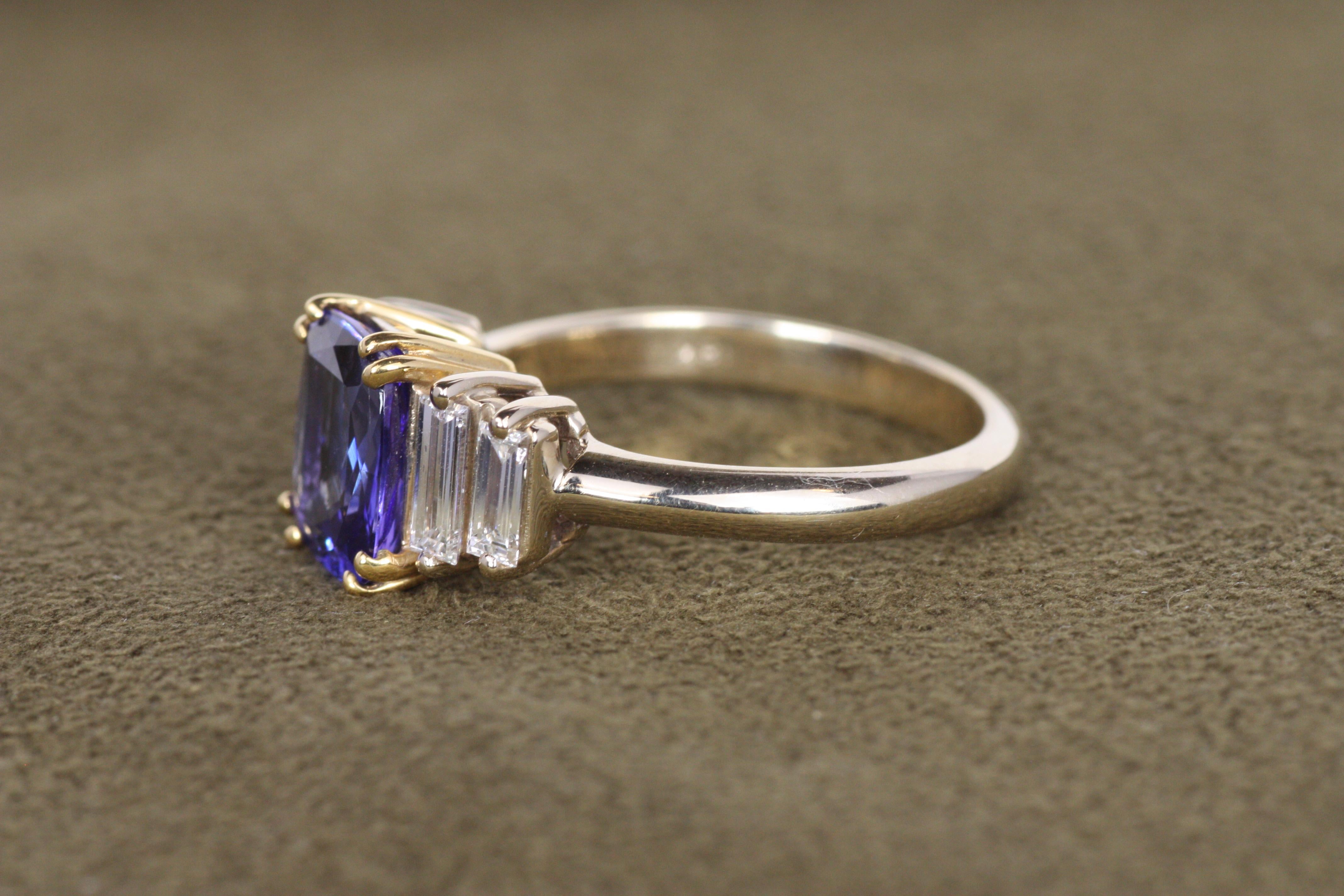 Anello in oro bicolore con tanzanite e diamante baguette in vendita 1