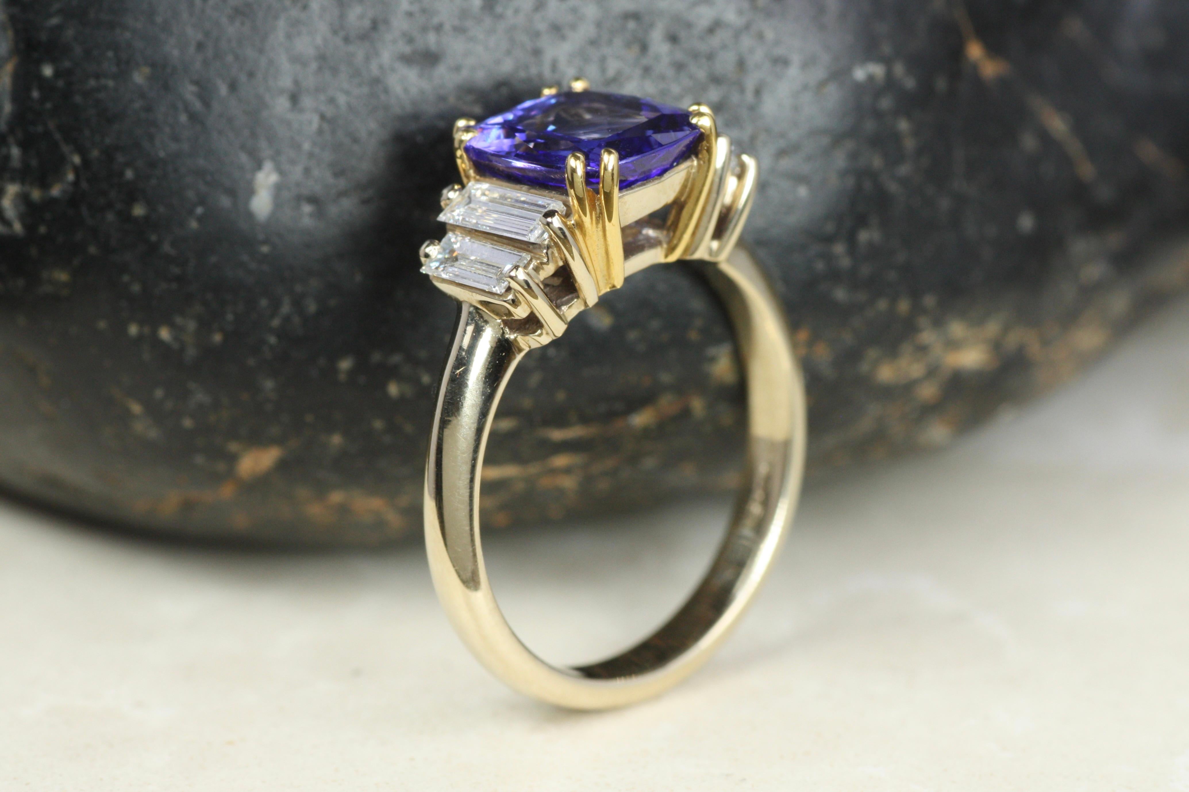 Anello in oro bicolore con tanzanite e diamante baguette in vendita 2